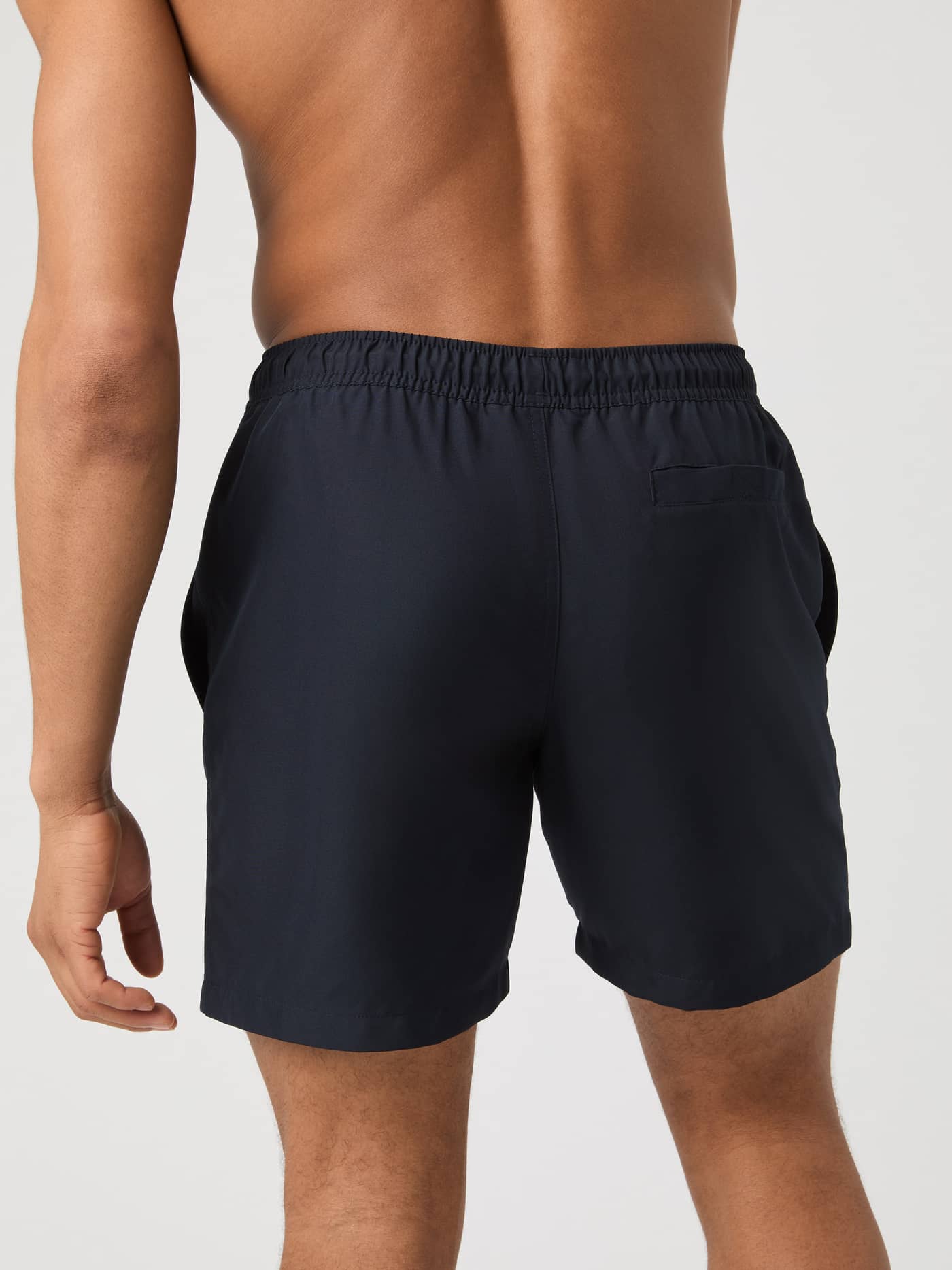 Achteraanzicht van de Borg Swim Shorts in Night sky (Blauw) van sneldrogend materiaal met een handige achterzak. - Image 3