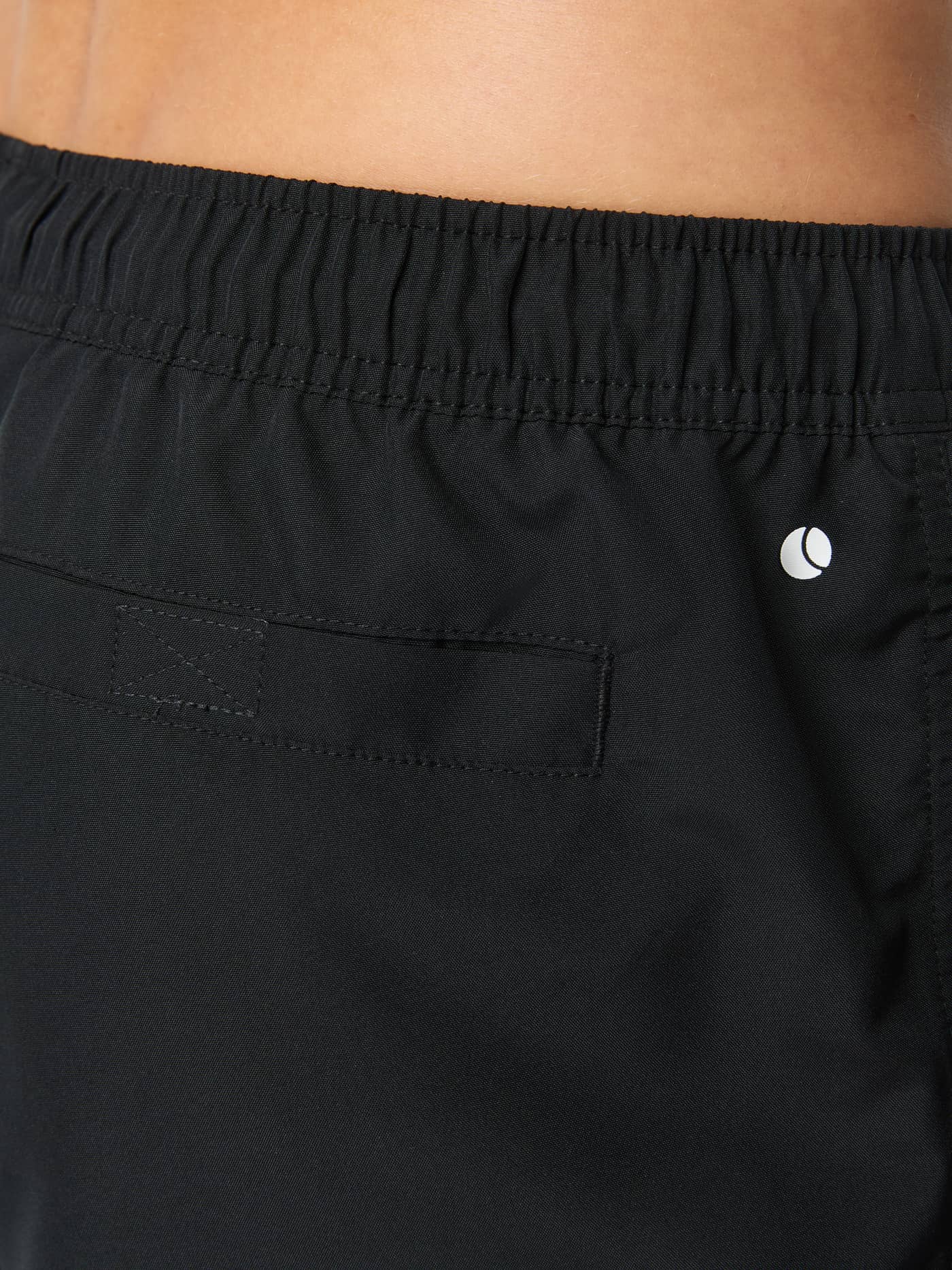 Vue de la poche arrière à Velcro et du logo blanc du Borg Swim Shorts en Black Beauty (Noir) à séchage rapide. - Image 4