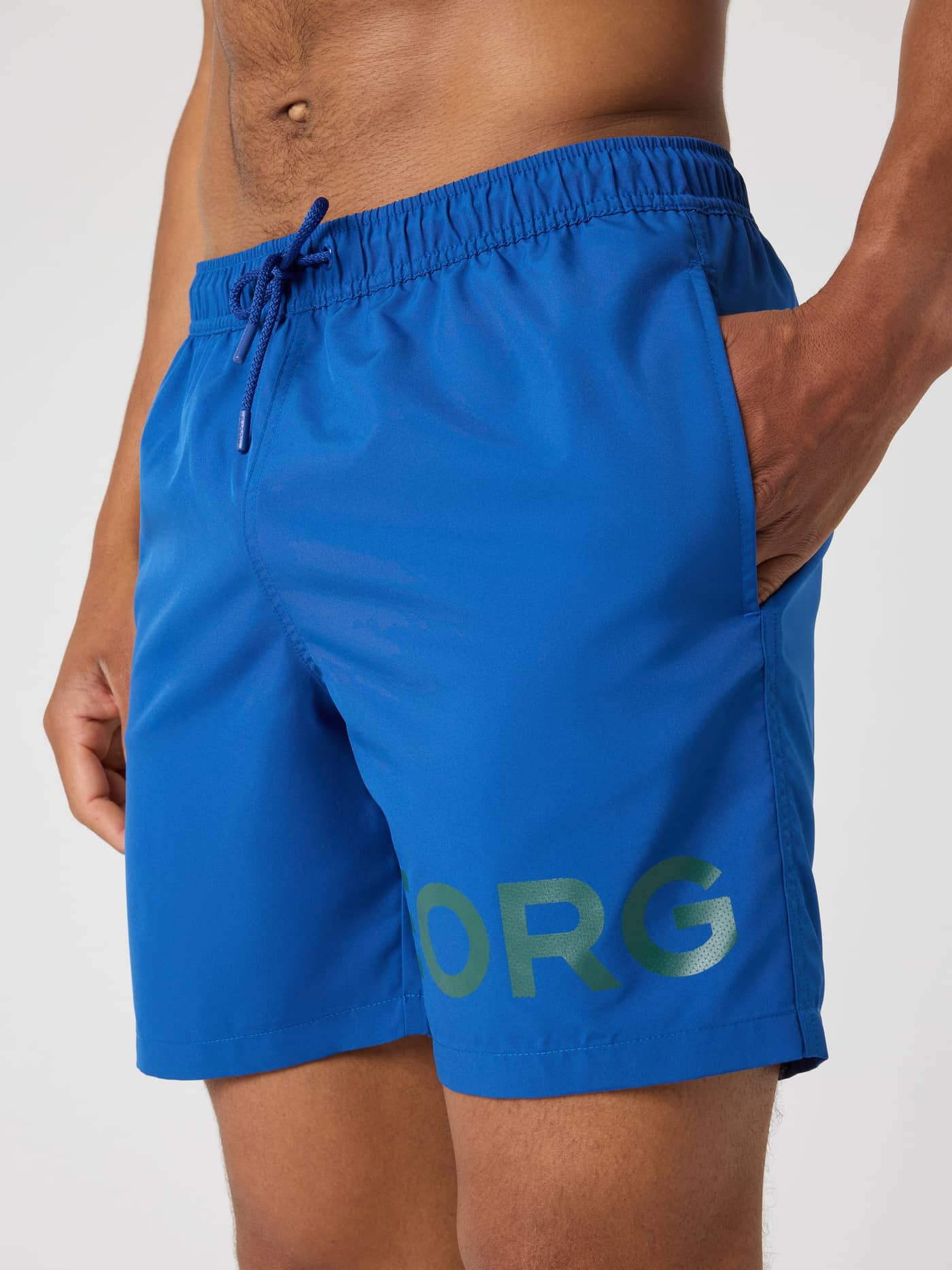 Borg Swim Shorts in Monaco Blue (Blauw) met een regular fit en groen logo, getoond in zijaanzicht. - Image 5