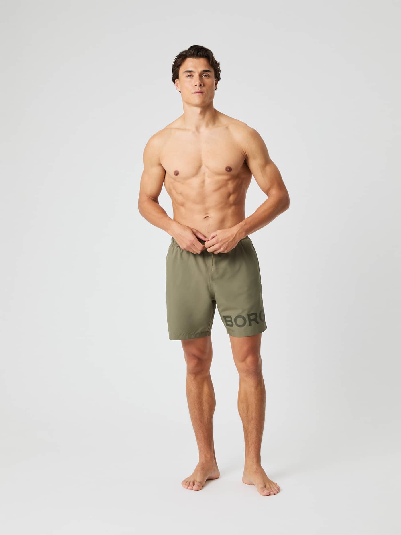 Vue de face du Borg Swim Shorts en Dusty Olive (Vert), un short de bain à séchage rapide avec logo noir. - Image 1