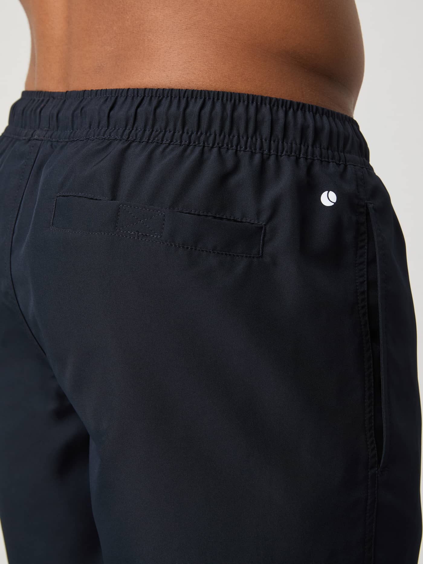 Achteraanzicht van de sneldrogende Borg Swim Shorts in Night Sky (Marineblauw) met achterzak met klittenband en wit logo. - Image 4