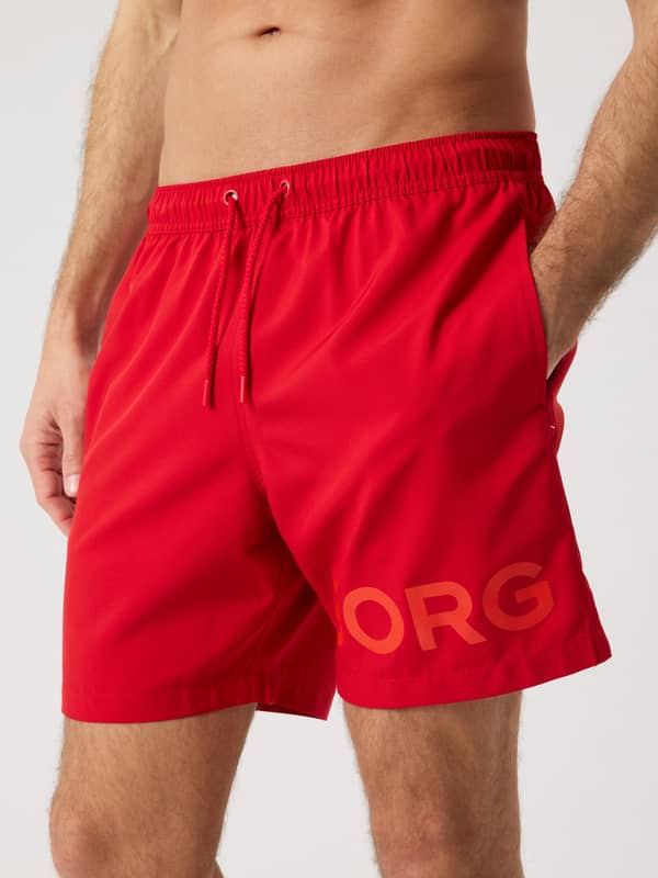 Borg Swim Shorts til mænd i Pompeian Red (Rød) set forfra med et stort logo og funktionel snøre i taljen.