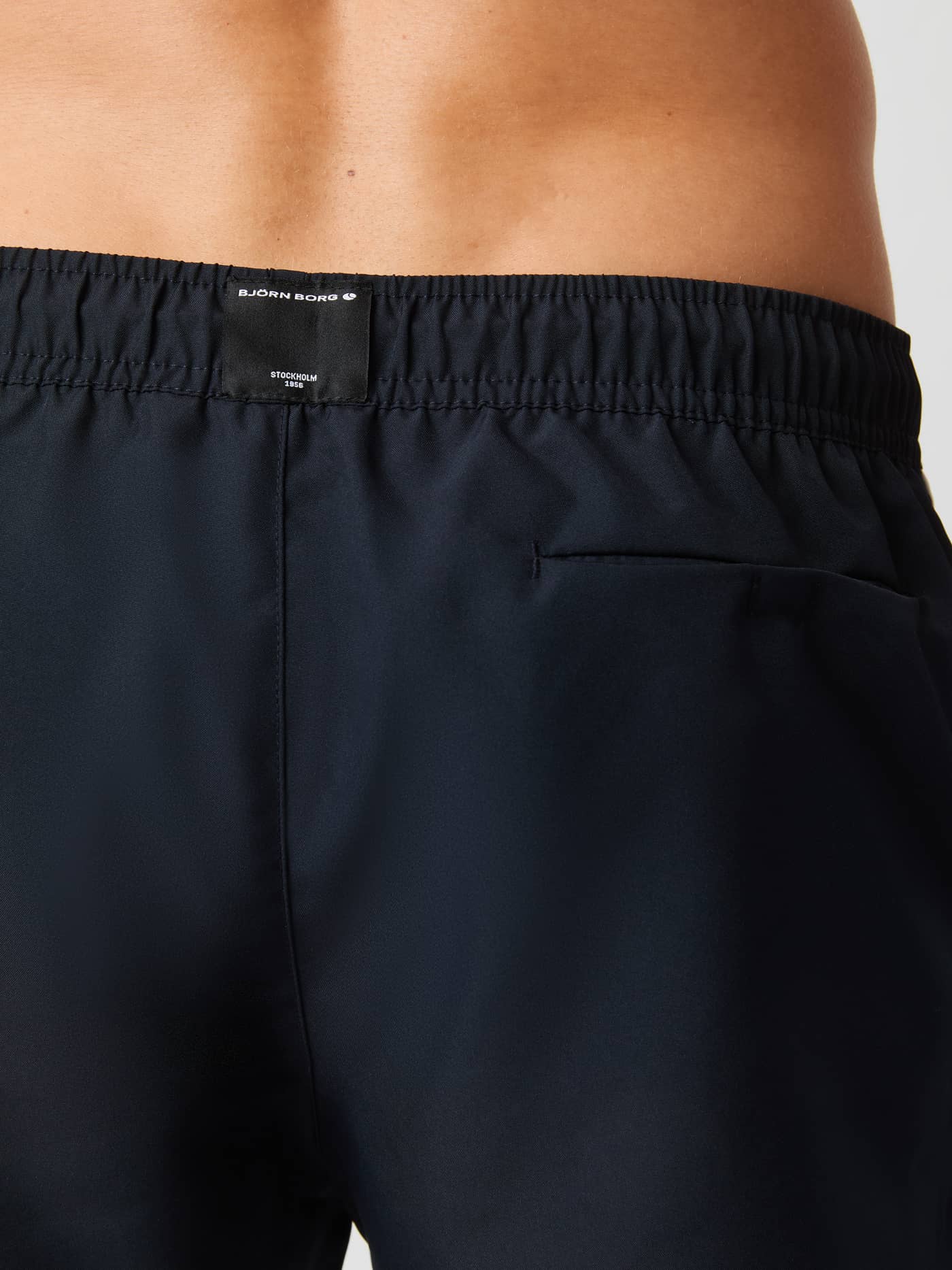 Vue de dos du Borg Retro Swim Shorts en Night Sky (bleu marine) avec étiquette logo blanche et poche. - Image 5