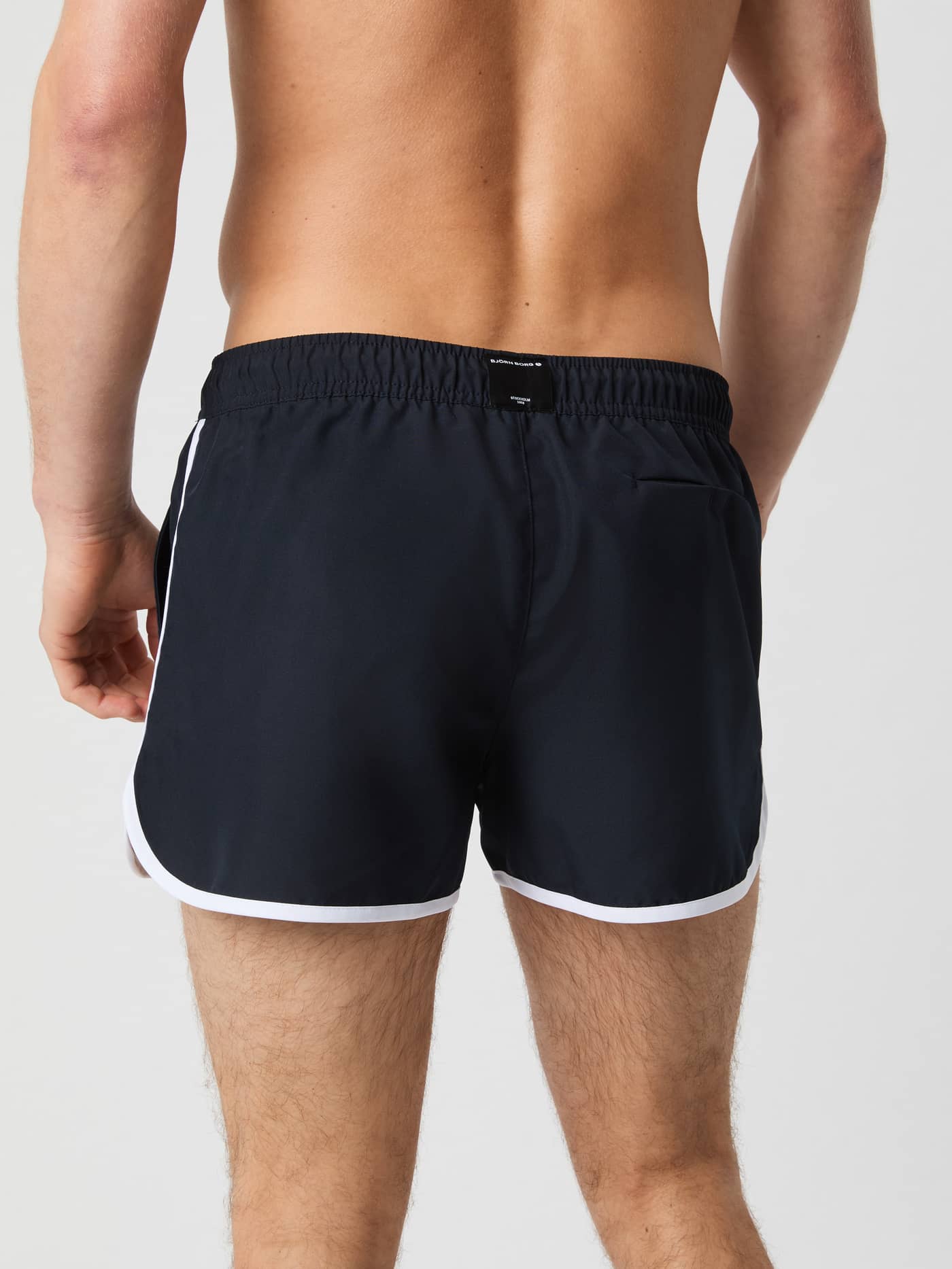 Vue de dos du Borg Retro Swim Shorts en Night sky (Bleu marine) doté d'un liseré blanc classique. - Image 3