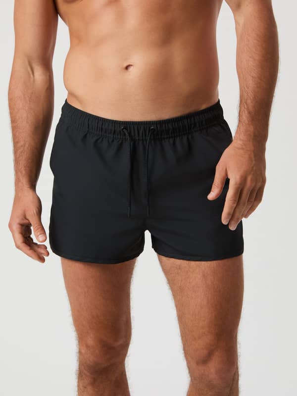 Borg Retro Swim Shorts i Black Beauty (Sort) med slim-fit og snøre i taljen vist forfra på en mand.