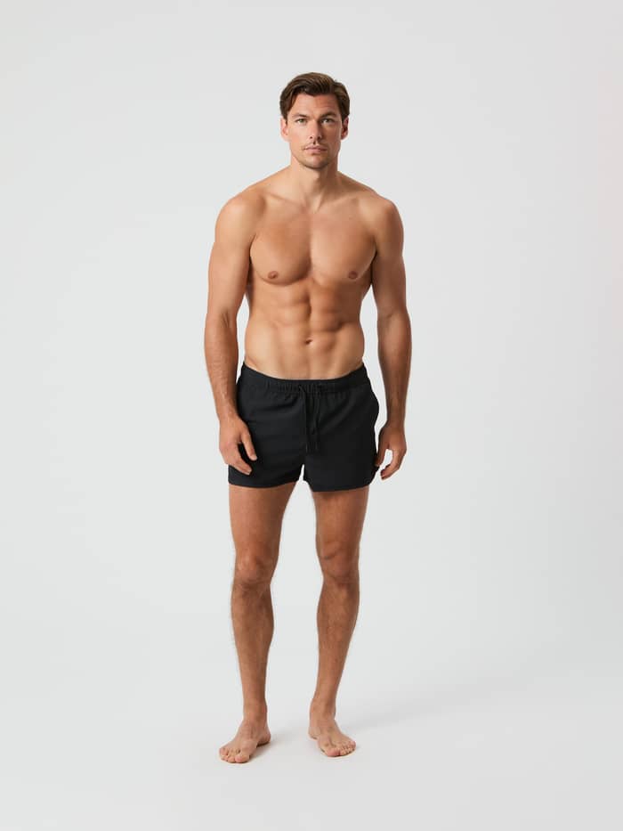 Man in de sneldrogende Borg Retro Swim Shorts in Black Beauty (Zwart) met een slanke pasvorm in vooraanzicht. - Image 2