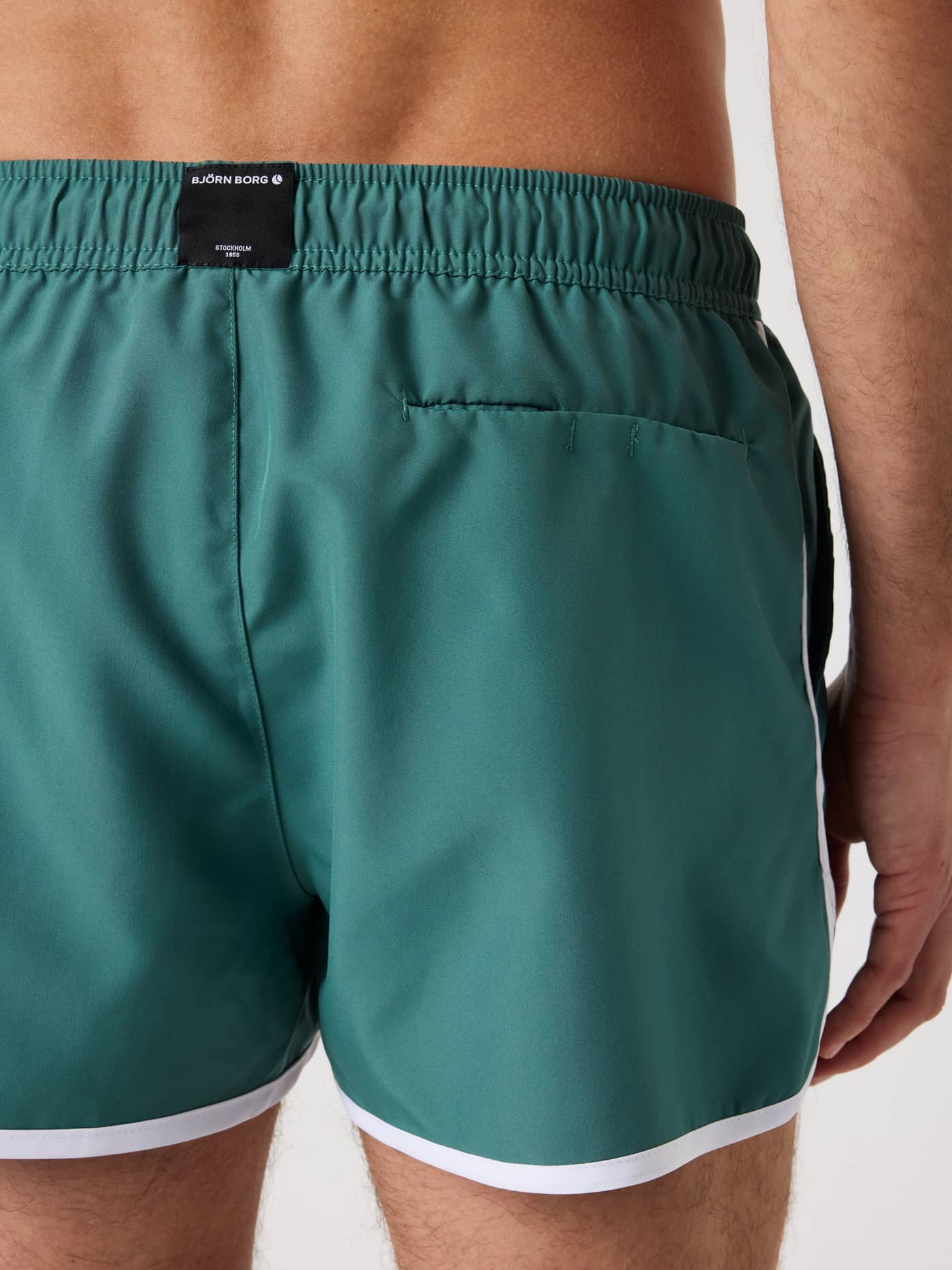 Borg Retro Swim Shorts in Blue Spruce (Grün) mit schwarzem Logo-Label und Gesäßtasche in der Rückansicht. - Image 4