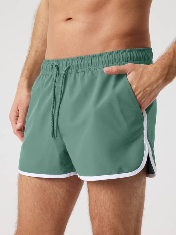 Vue de face du Borg Retro Swim Shorts en Duck Green (Vert), short de bain à coupe ajustée et fonction de séchage rapide.