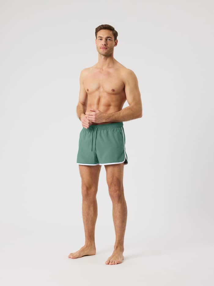Borg Retro Swim Shorts in Duck Green (Groen) met witte biezen en sneldrogend materiaal, getoond in vooraanzicht. - Image 3