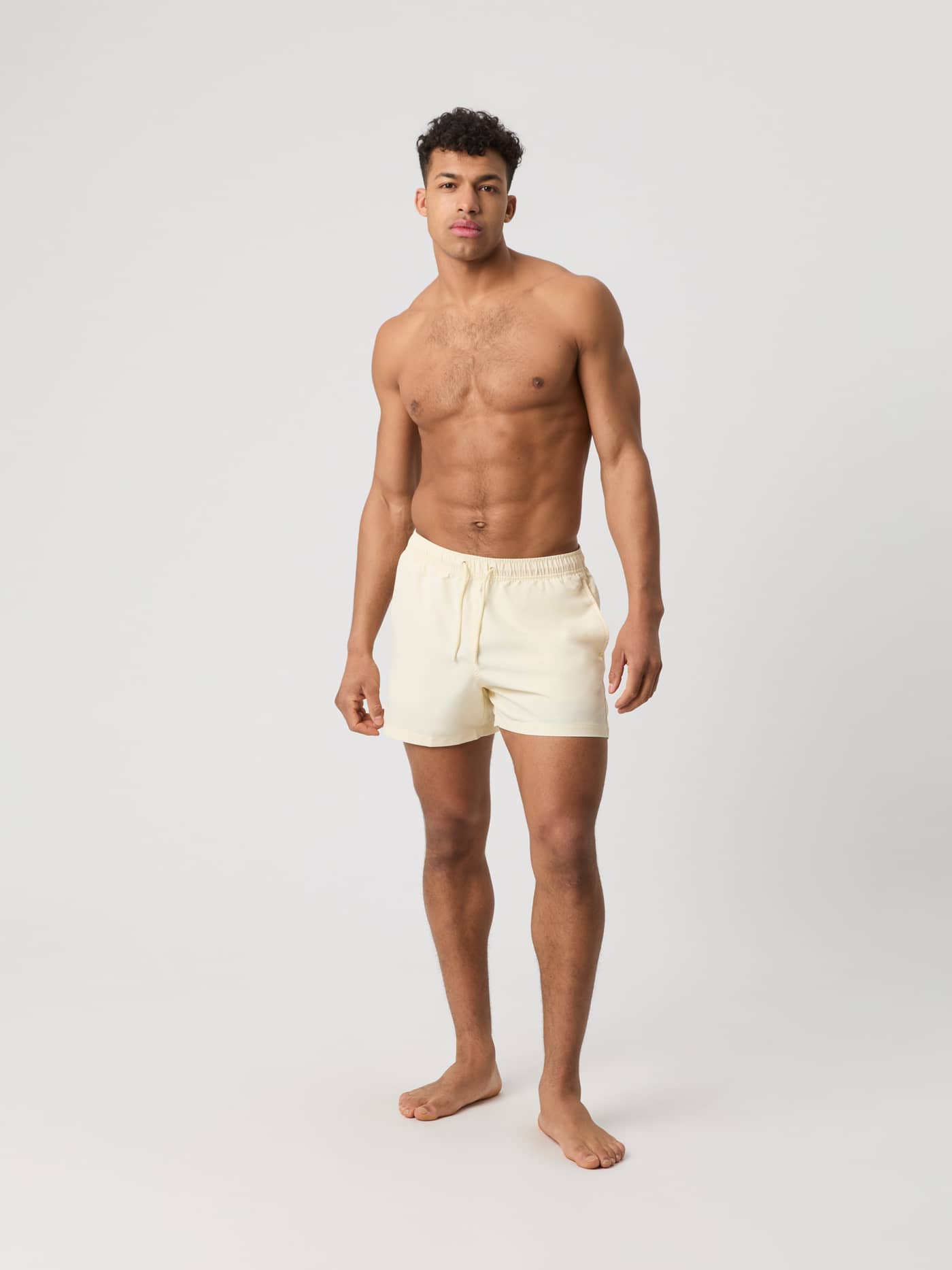 Mand i funktionelle Borg Solid Swim Shorts i Lemon Icing (Gul) med løs pasform og snøre i taljen. - Image 2