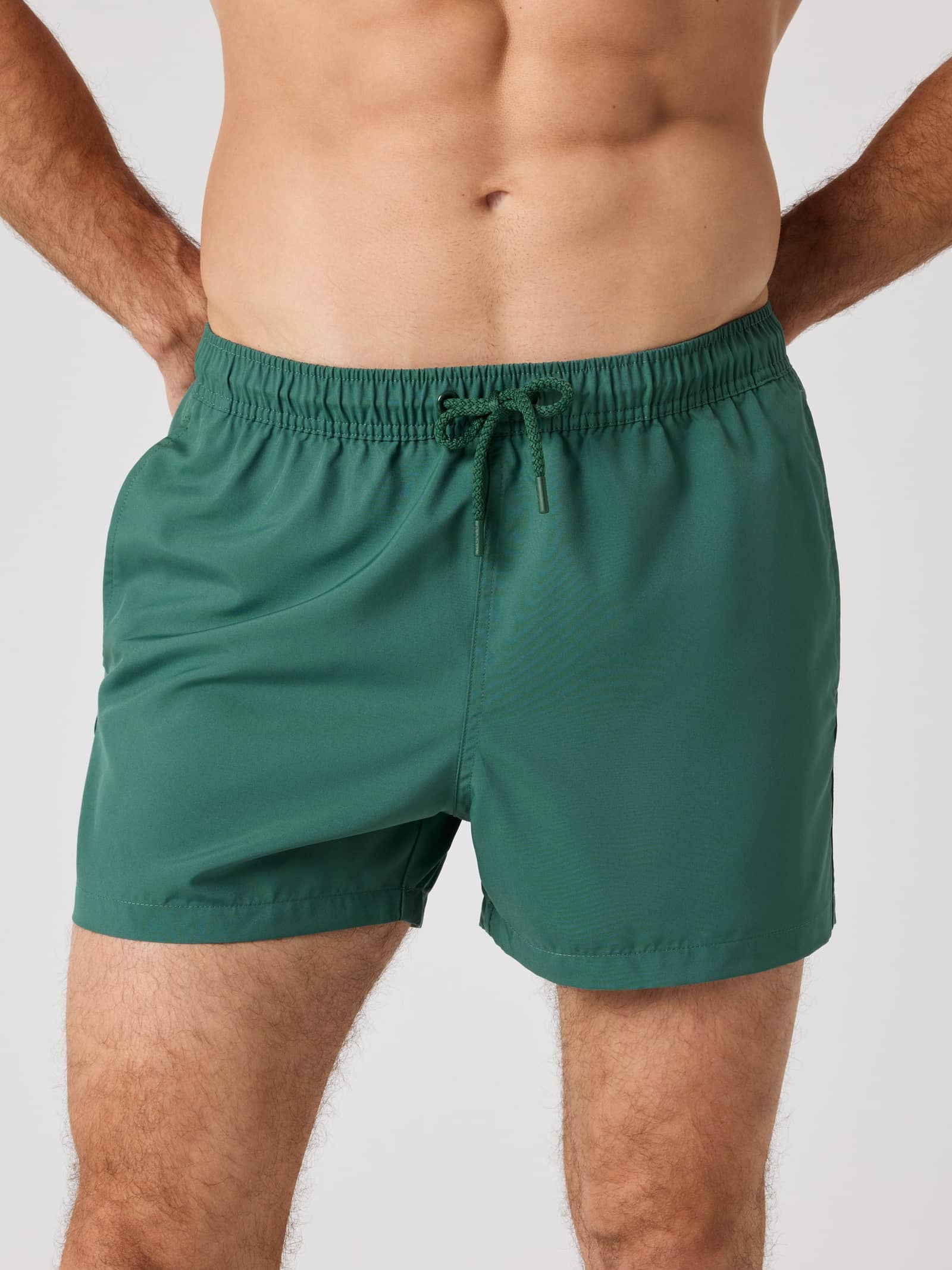 Borg Solid Swim Shorts i Mallard Green (Grön) i återvunnen polyester sedda framifrån med funktionell dragsko. - Image 1