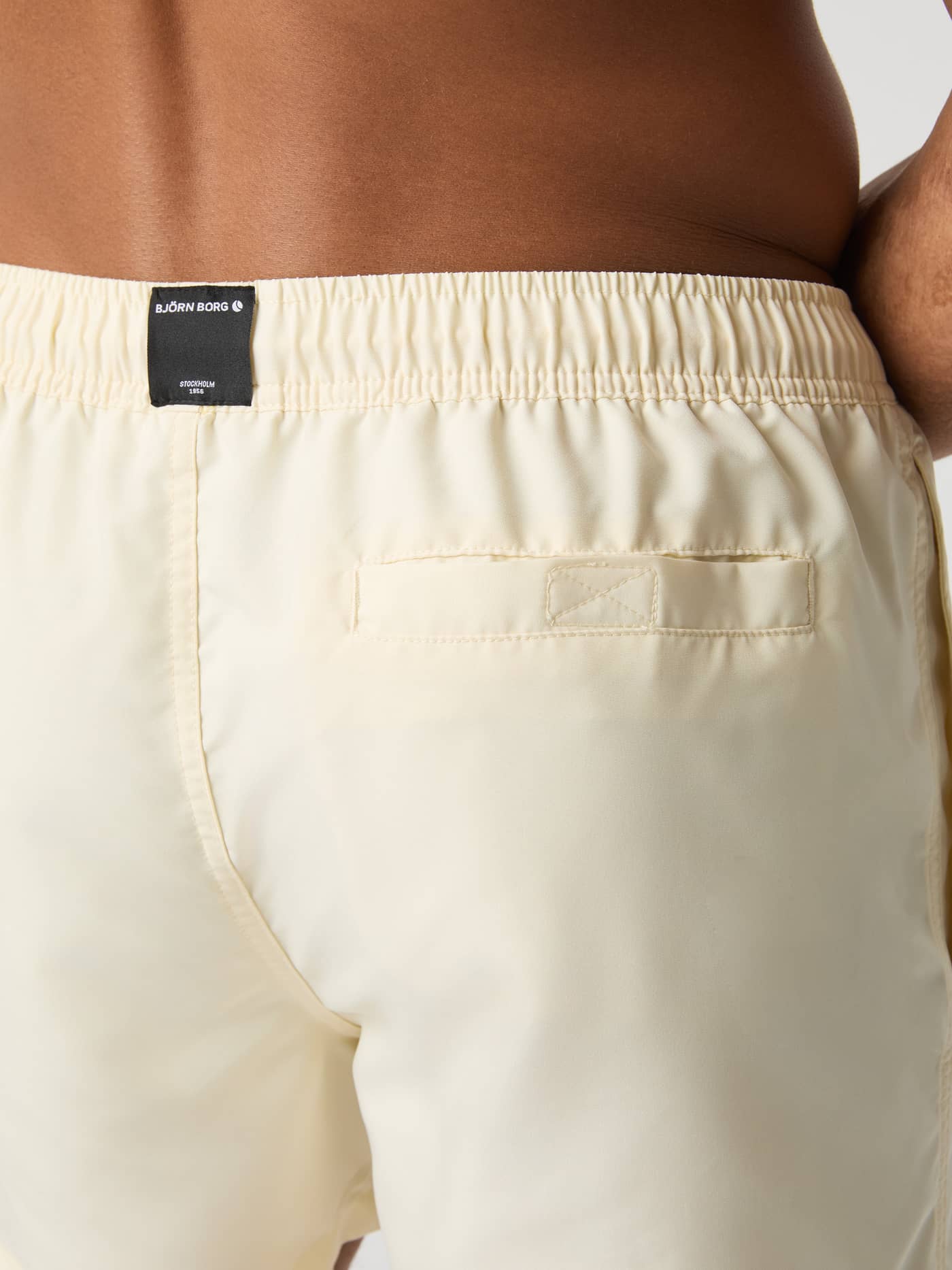 Borg Solid Swim Shorts i Lemon Icing (Gul) set bagfra med praktisk velcro-lomme og sort logomærke. - Image 6