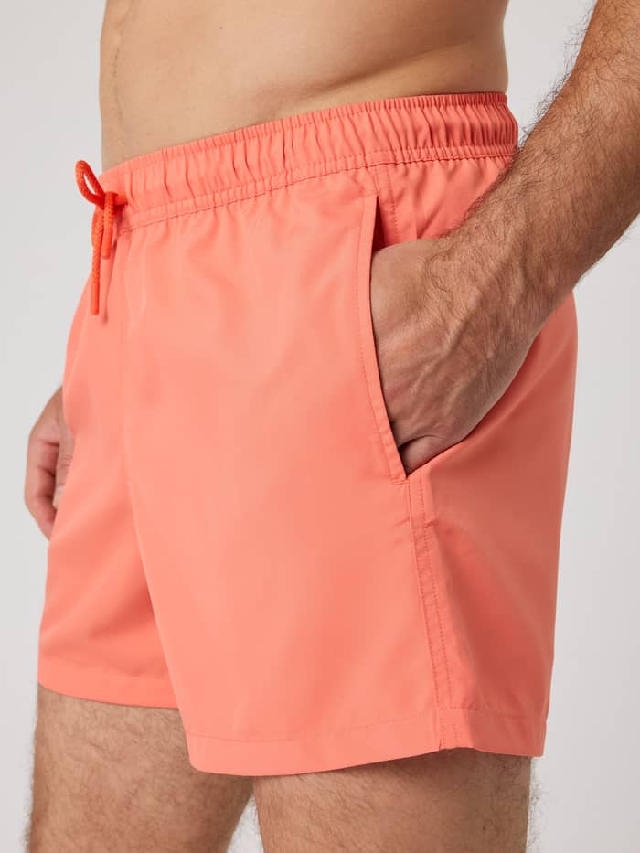 Borg Solid Swim Shorts in Coral (Oranje) van gerecycled polyester met zijzakken, getoond in zijaanzicht. - Image 4