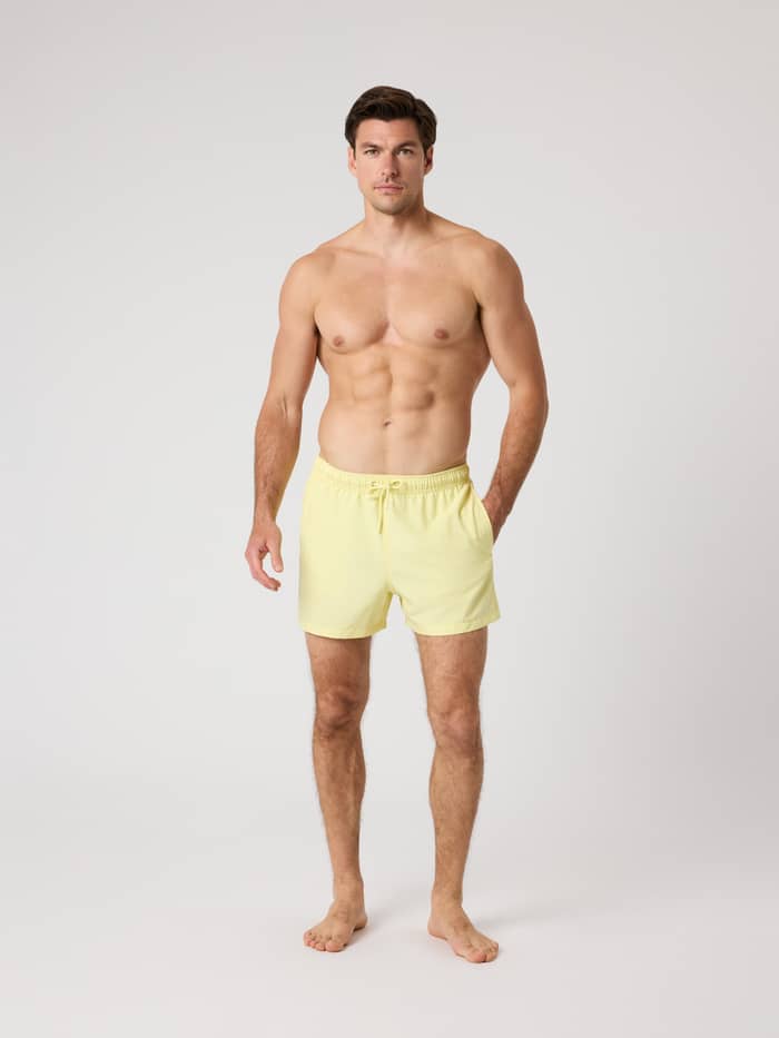 Stijlvolle en functionele Borg Solid Swim Shorts in Lemonade (Geel), getoond in een volledig vooraanzicht. - Image 3