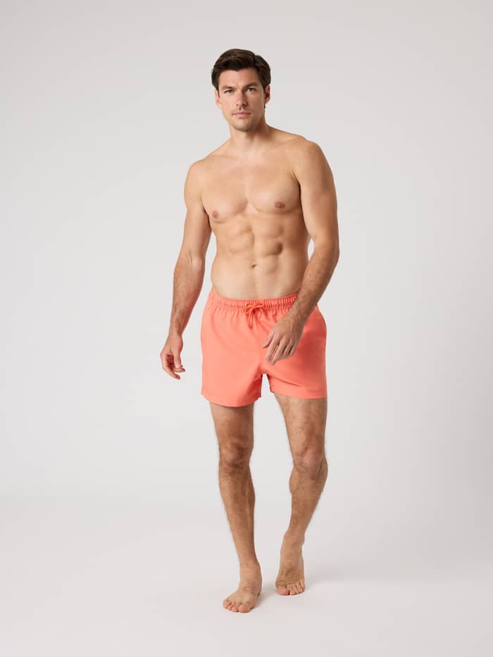 Borg Solid Swim Shorts in Coral (Oranje) in een vooraanzicht van een man met een functioneel trekkoord. - Image 3