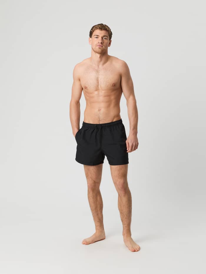 Borg Solid Swim Shorts in Black Beauty (Zwart) van gerecycled polyester met een losse pasvorm, getoond in vooraanzicht. - Image 2