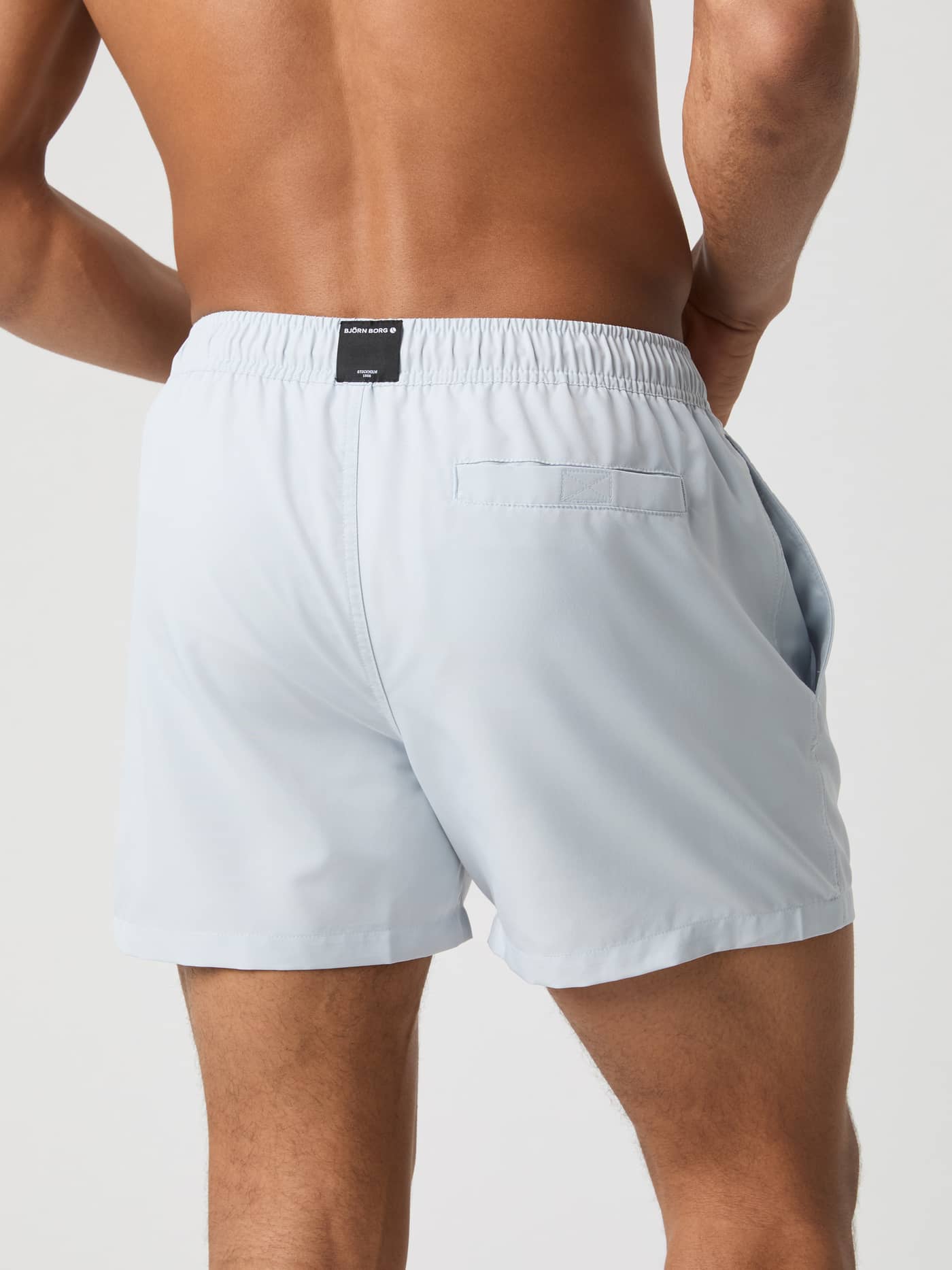 Vista trasera del Borg Solid Swim Shorts en Gray Dawn (Gris) con un funcional bolsillo trasero con velcro. - Image 3