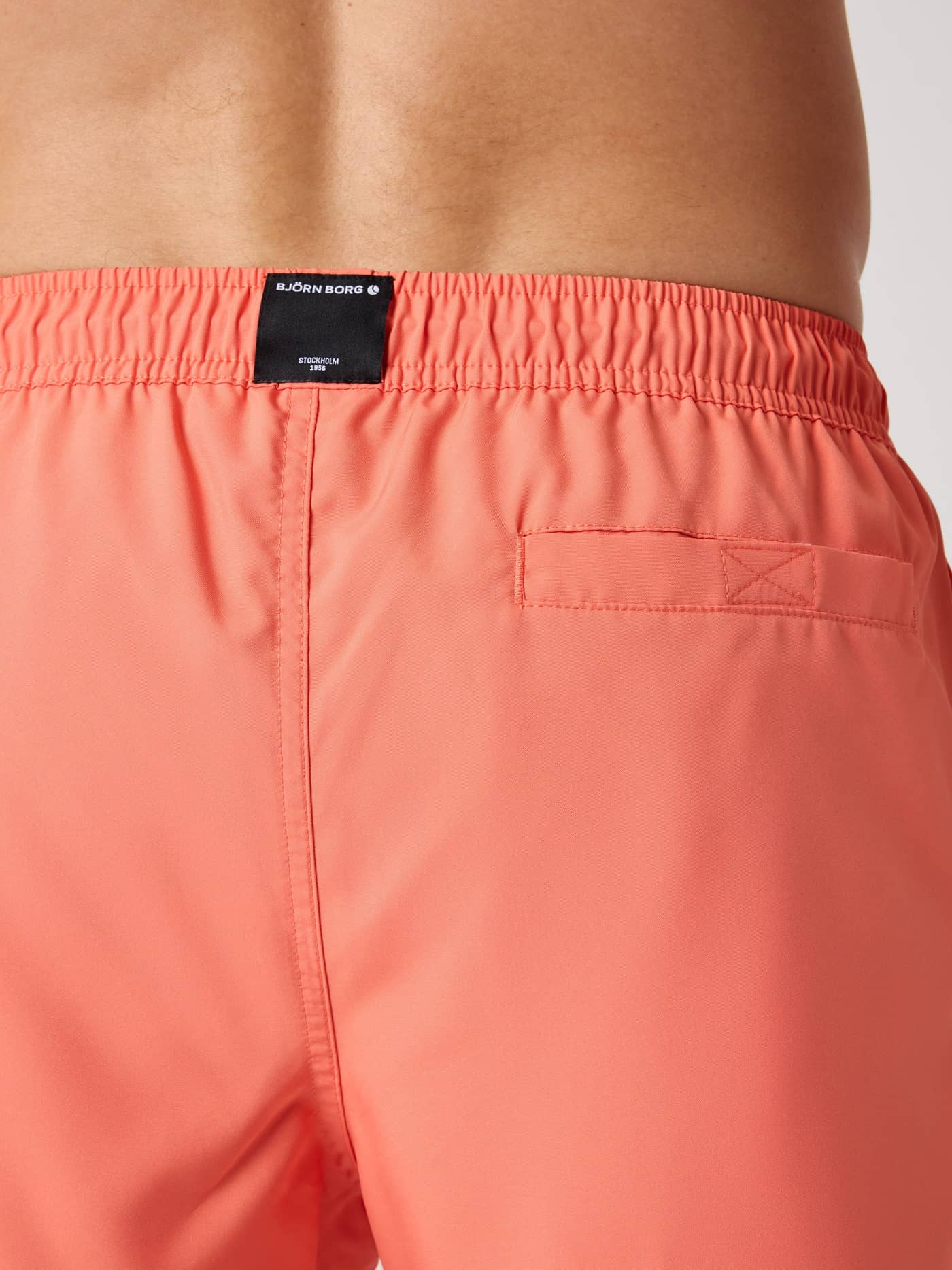 Borg Solid Swim Shorts in Coral (Orange) mit Klettverschlusstasche und schwarzem gewebten Logo in der Rückansicht. - Image 5