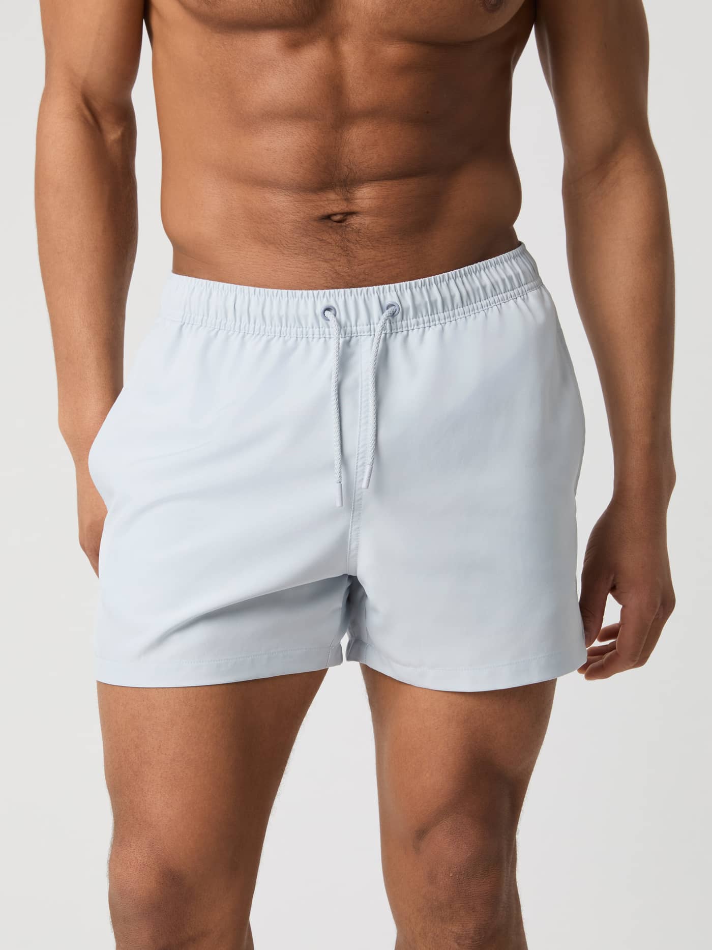 Vista frontal de un hombre con los Borg Solid Swim Shorts en Gray Dawn (Gris) y cintura con cordón ajustable. - Image 2