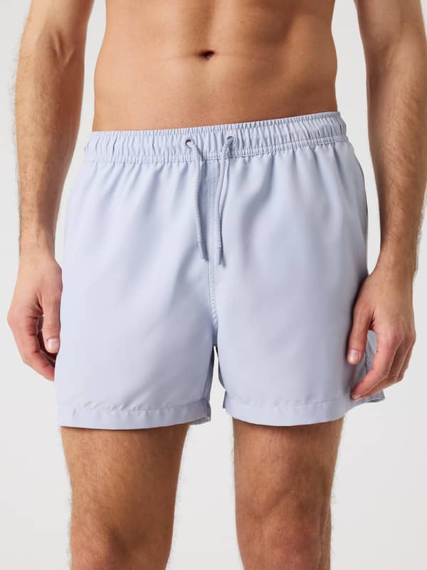 Borg Solid Swim Shorts i Icelandic Blue (Blå) på en mand set forfra med funktionel og justerbar snøre.