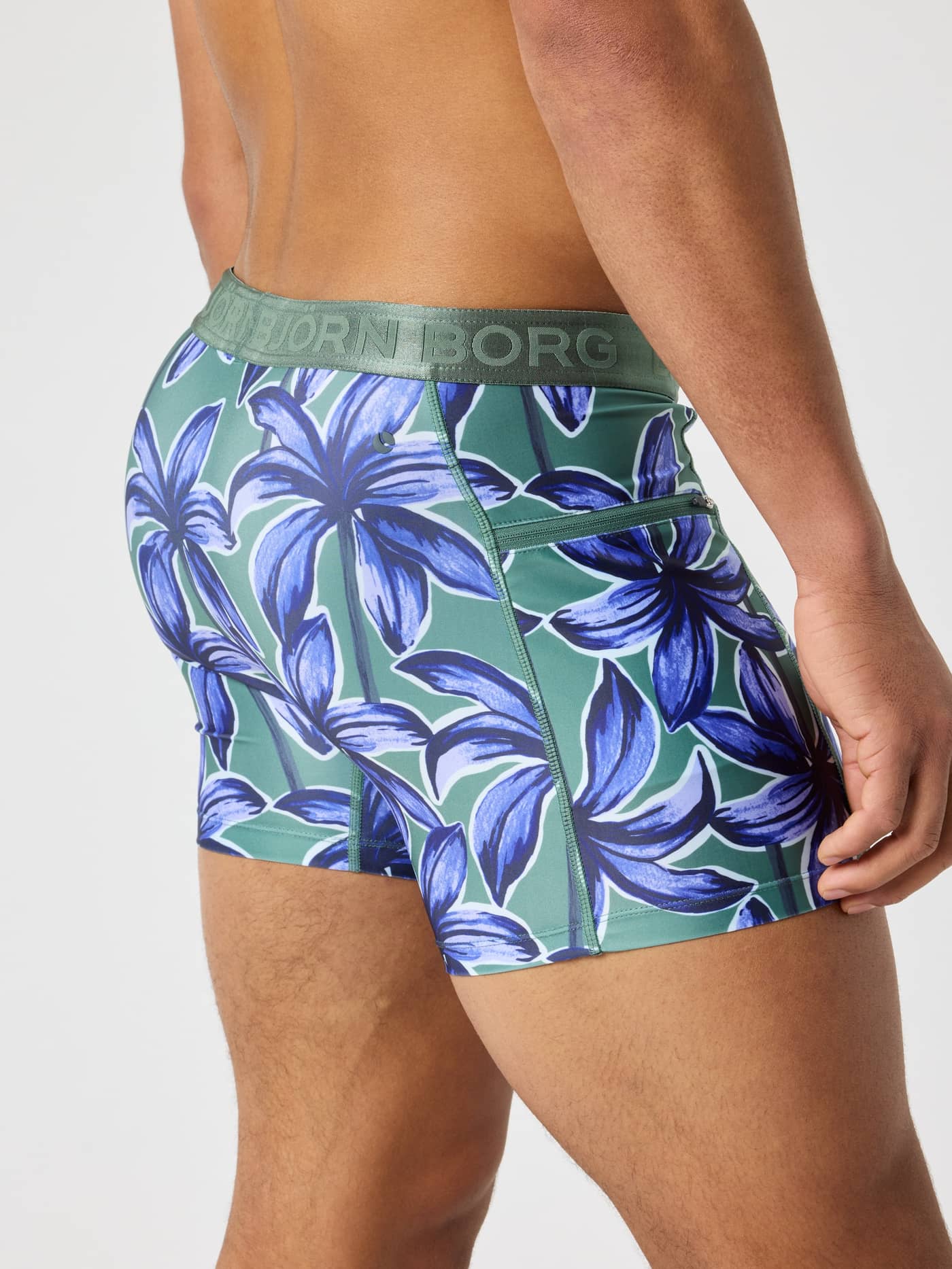 Borg Stretch Swim Shorts in Palms On Palms 1 (Blauw/Groen) met palmenprint en ondersteunende pasvorm in achteraanzicht. - Image 2