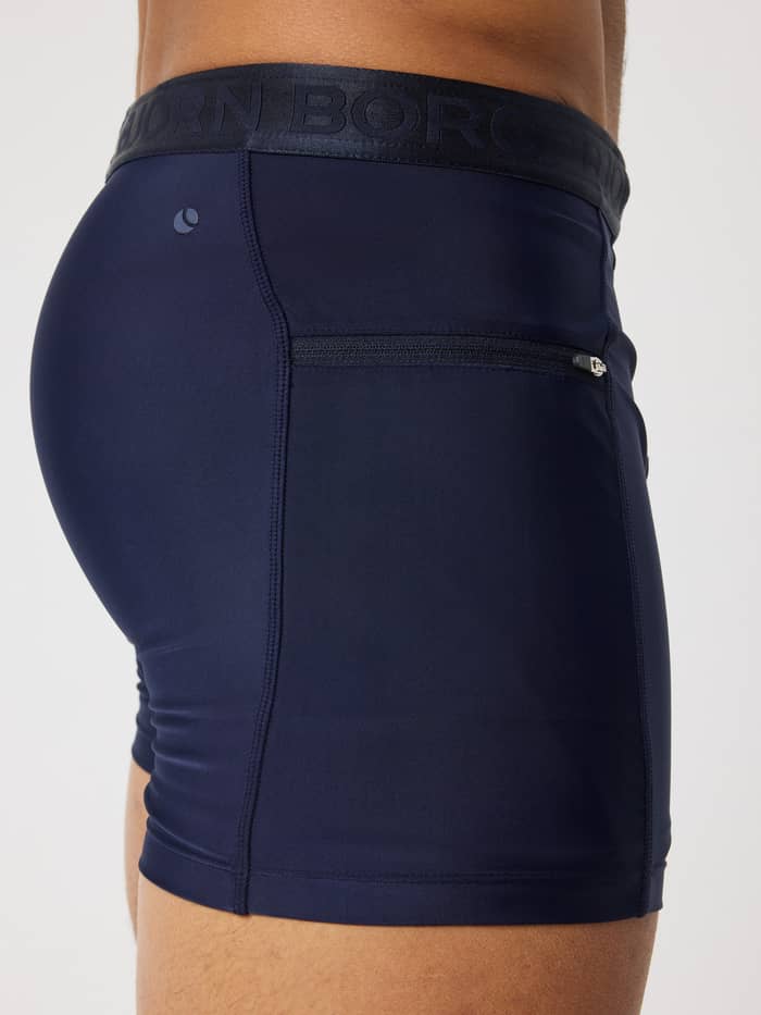 Borg Stretch Swim Shorts in Night sky (Blauw) getoond in zijaanzicht met sneldrogende stof, ritszak en tennislogo. - Image 4