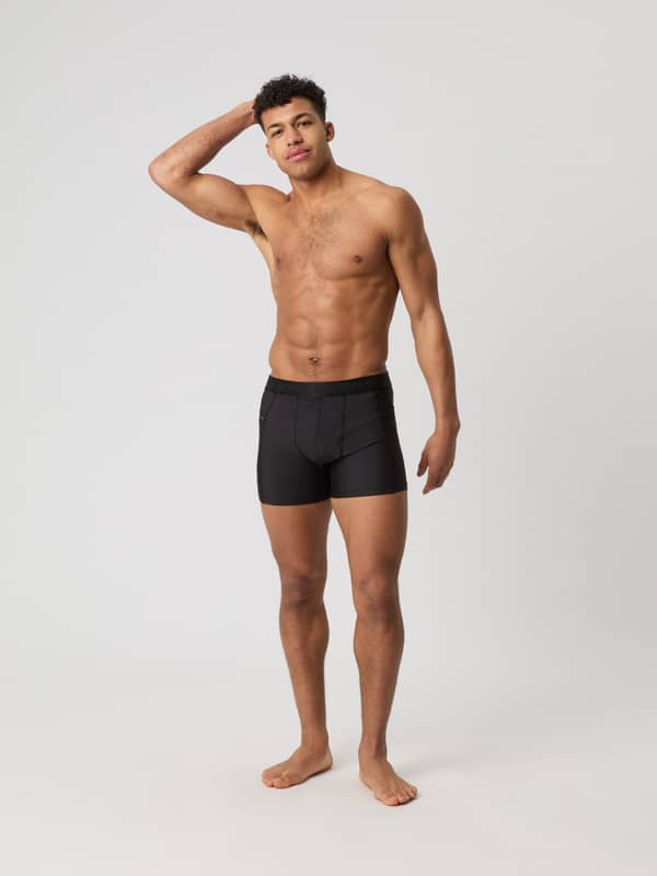 Mand i slanke Borg Stretch Swim Shorts i Black Beauty (Sort) til performance-svømning med fokus på stil og funktion.