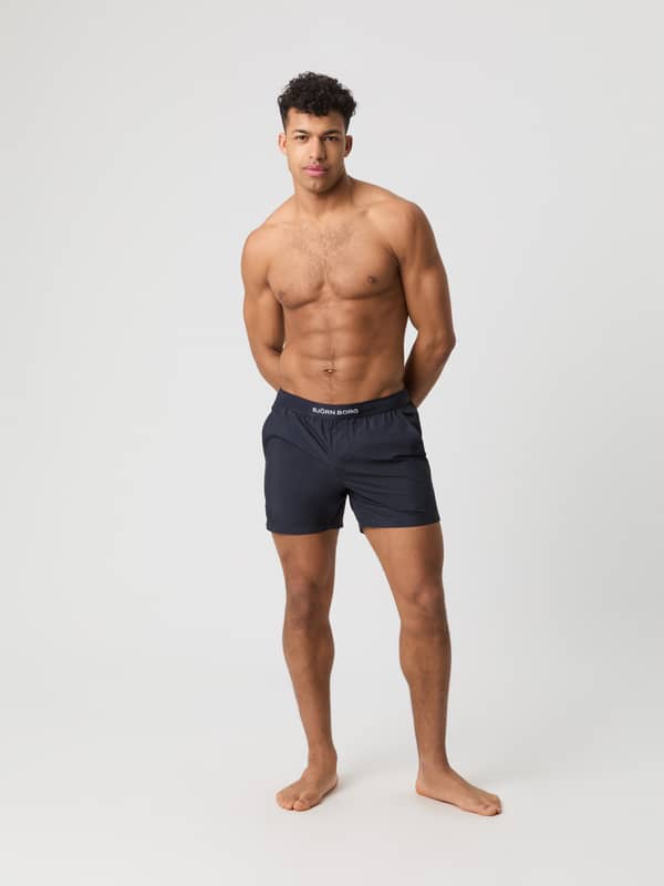 Borg Premium Swim Shorts i Night Sky (Mørkeblå) med regular fit på en mand set forfra i fuld figur.