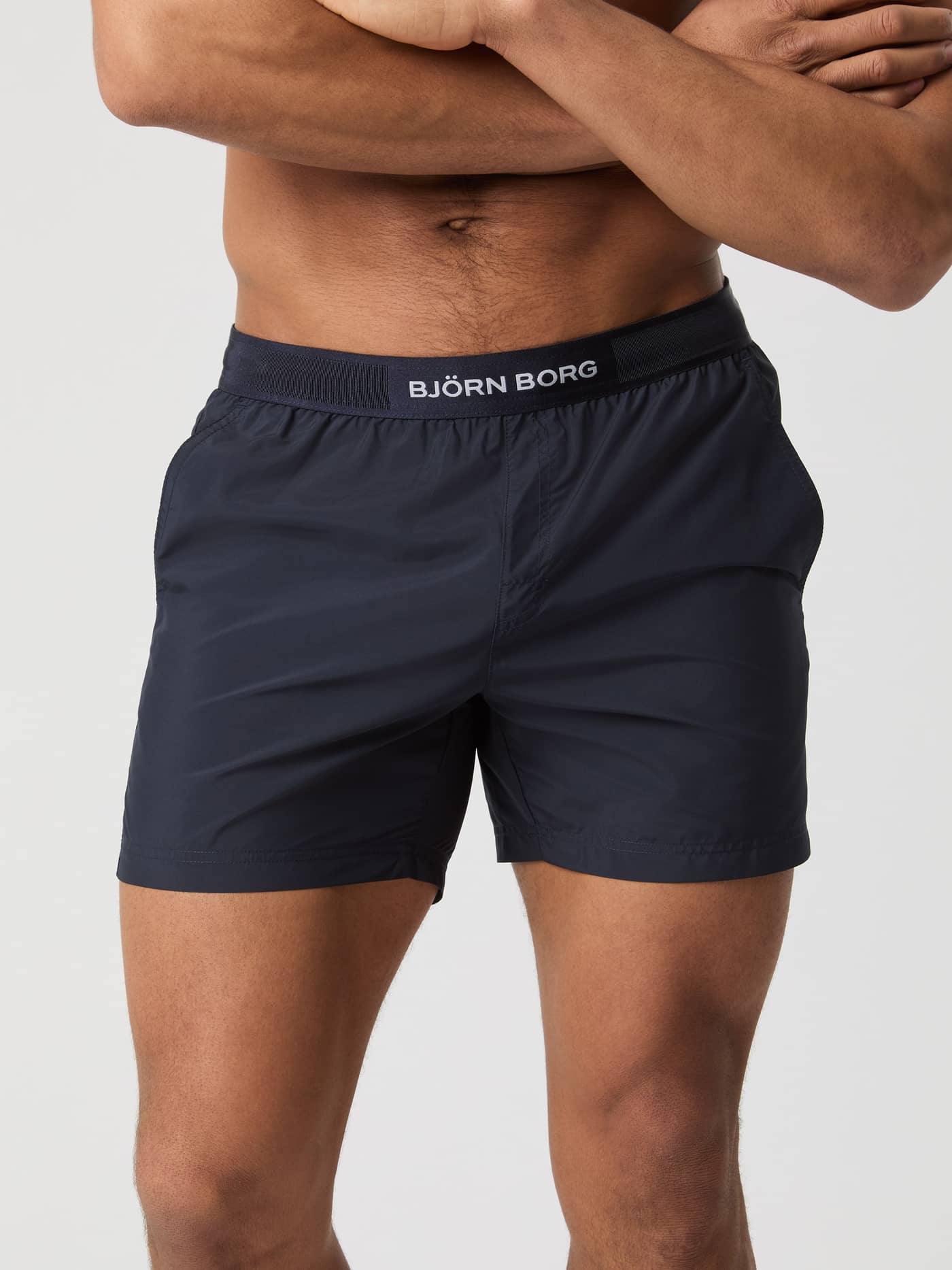Borg Premium Swim Shorts in Night Sky (Marineblau) aus weichem recyceltem Polyester an einem Mann in der Vorderansicht. - Image 2