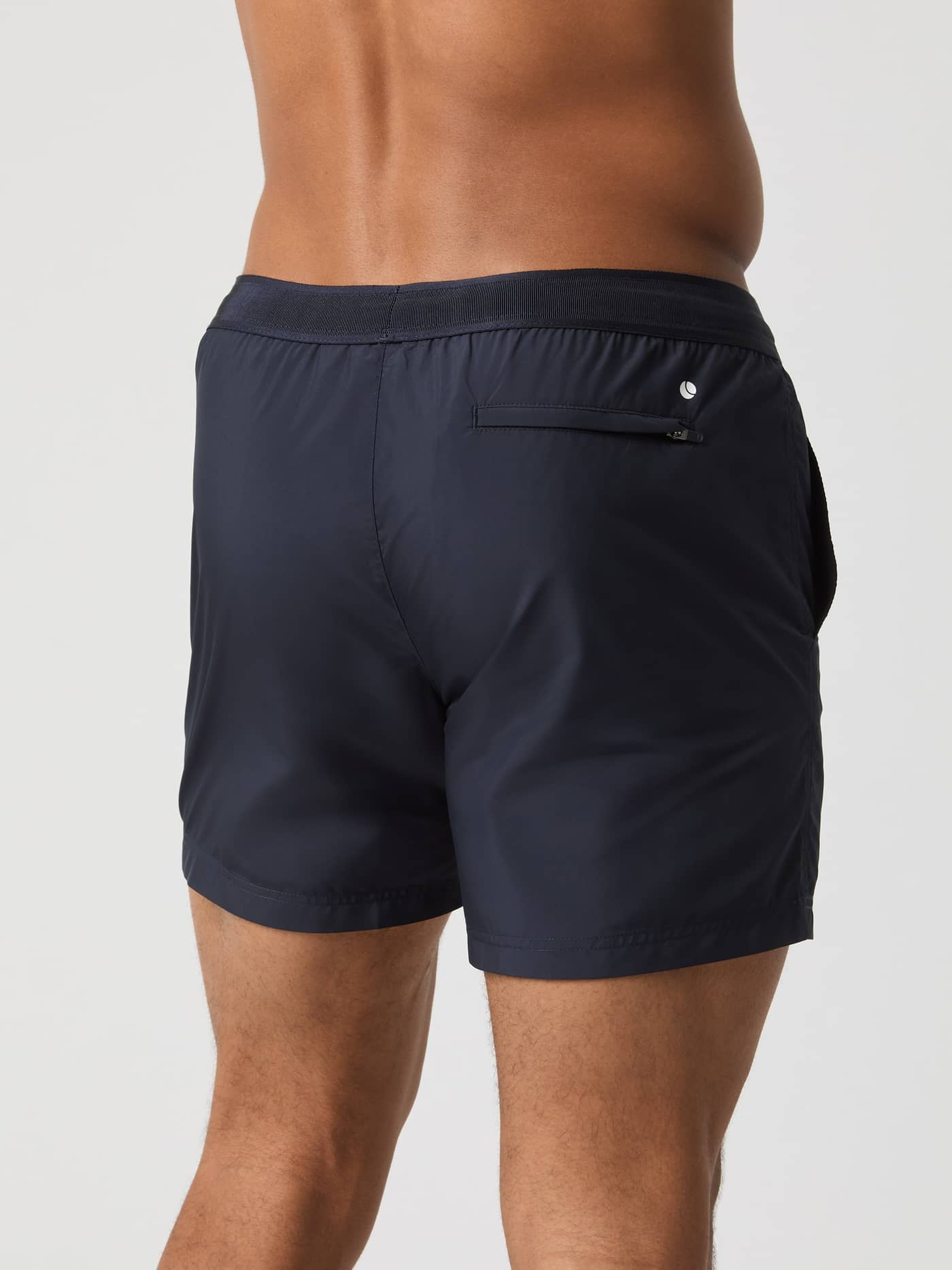 Borg Premium Swim Shorts in Night sky (Navy) mit weißem Logo auf der Gesäßtasche in der Rückansicht. - Image 3