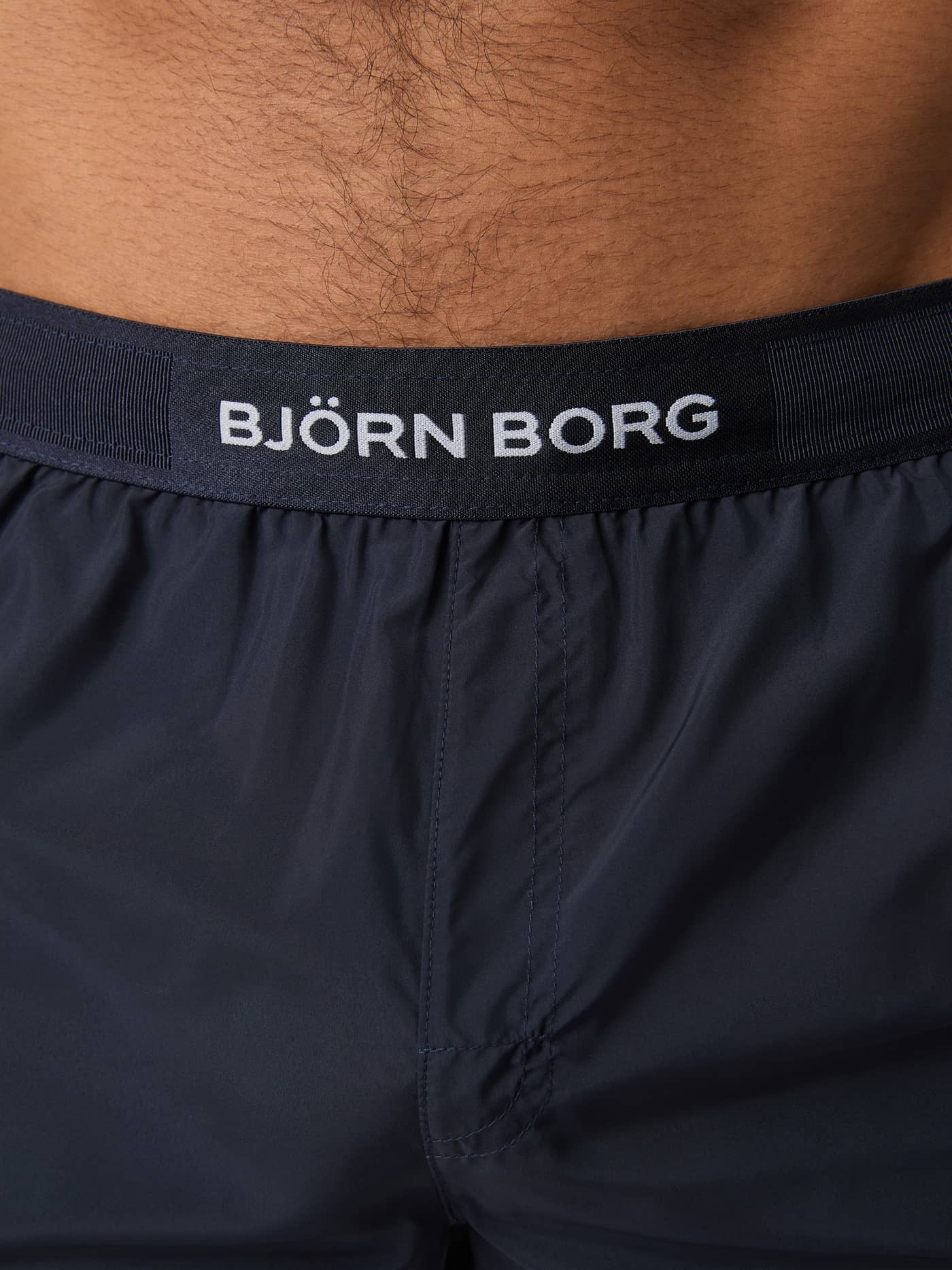 Borg Premium Swim Shorts in Night sky (Marineblau) mit weißem Logo am Bund in der Detailansicht. - Image 4