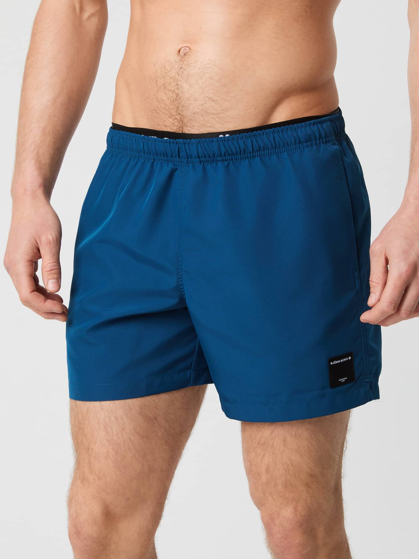 Borg Elastic Swim Shorts en Gibraltar Sea (Azul) con etiqueta de logotipo negra en una vista frontal de hombre. - Image 2