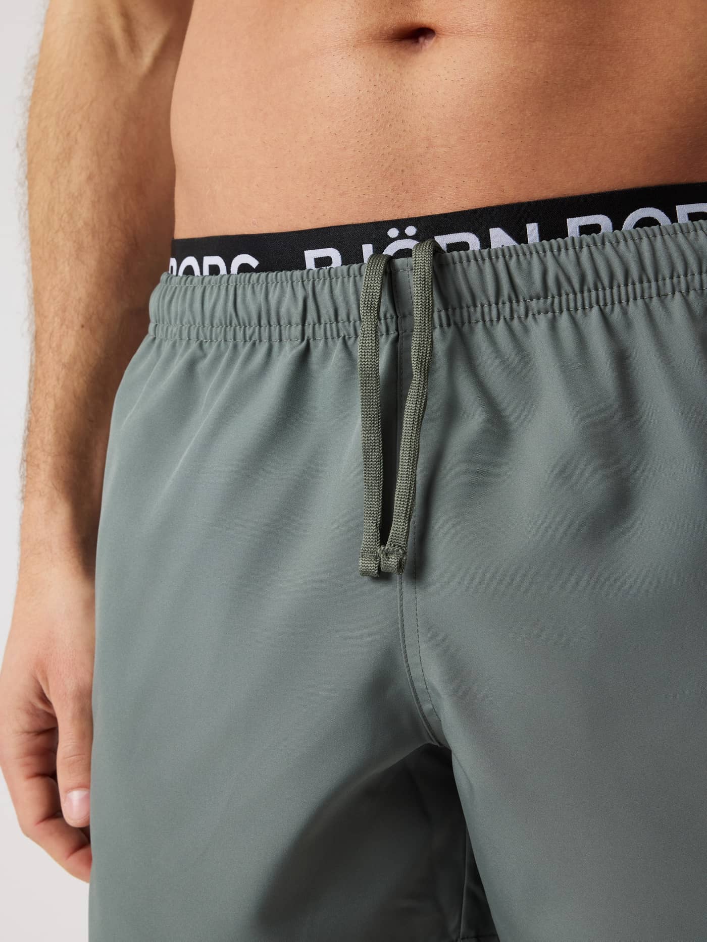 Borg Elastic Swim Shorts i Balsam Green (Grøn) med hvid logo-elastik og matchende snøre i et nærbillede. - Image 6