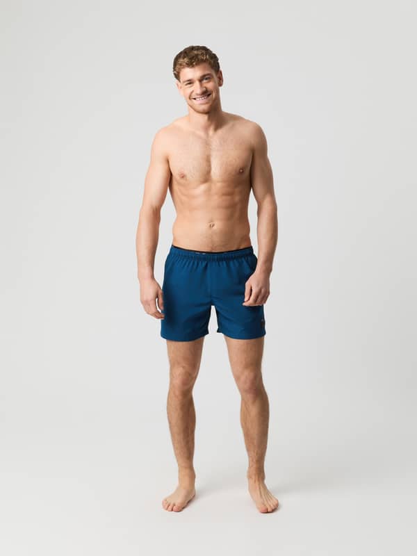 Mand set forfra i funktionelle Borg Elastic Swim Shorts i Gibraltar Sea (Blå) med fokus på stil og funktion.