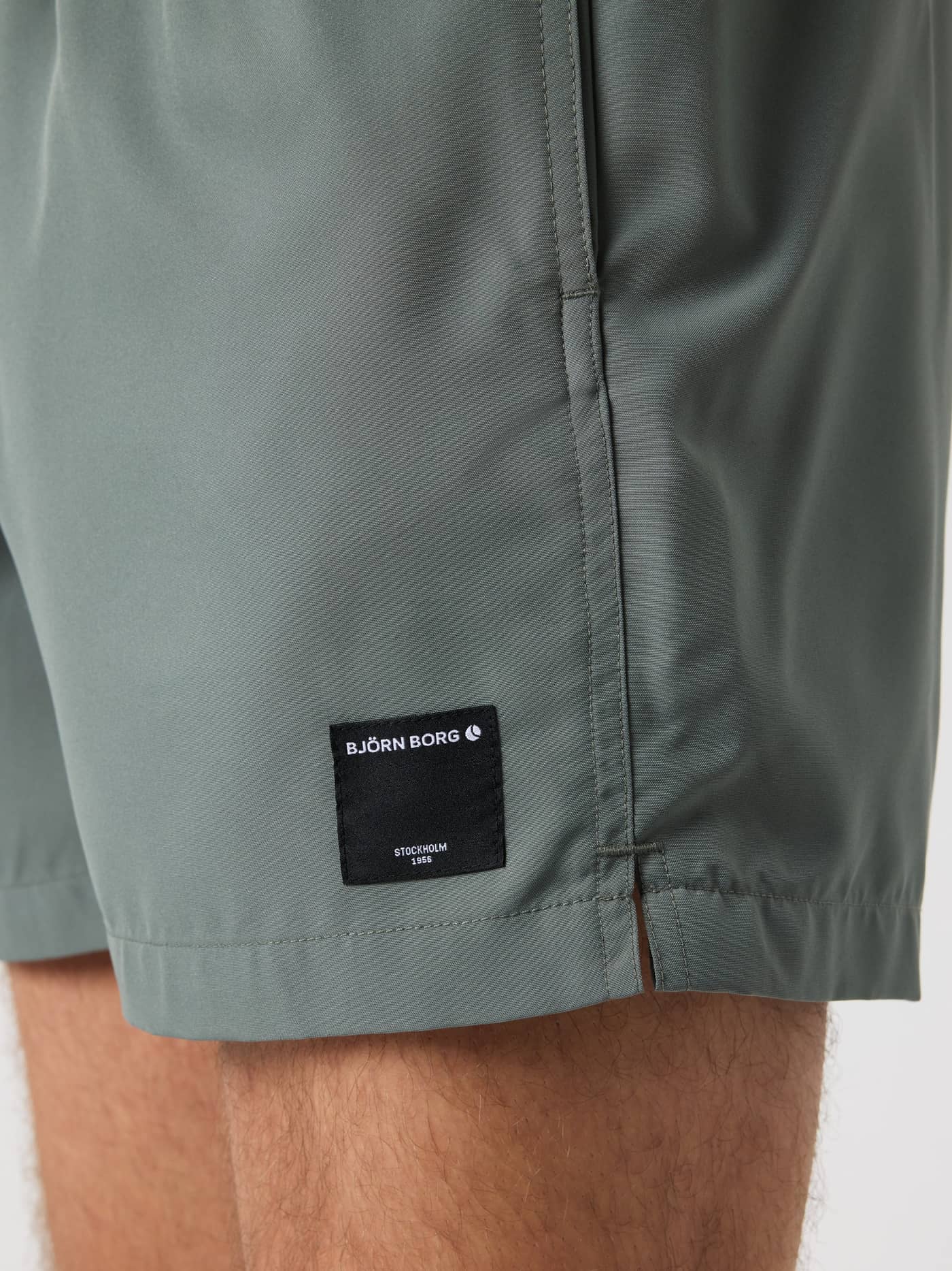 Sort logomærke på benet af Borg Elastic Swim Shorts i Balsam Green (Grøn) med hurtigtørrende egenskaber. - Image 5