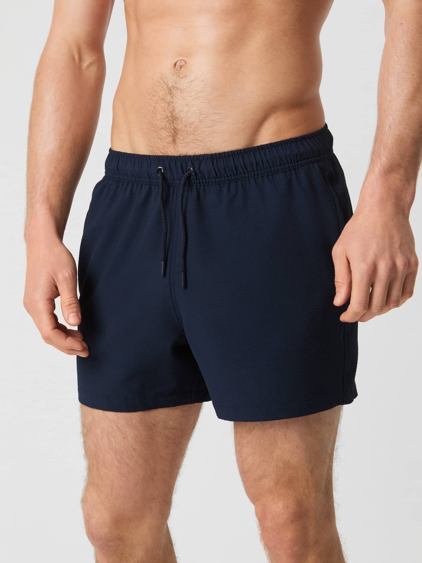 Vista frontal de los Borg Seersucker Swim Shorts en Night Sky (Azul marino) con tejido seersucker texturizado. - Image 2