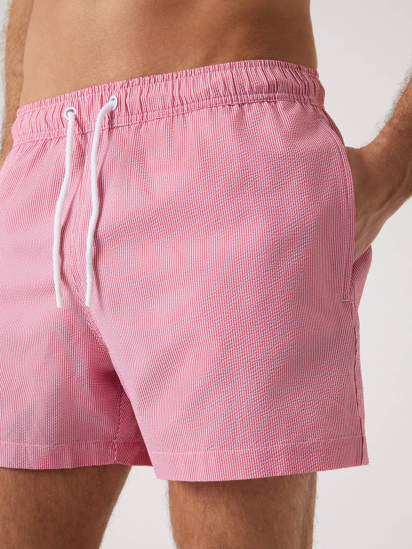 Vista lateral de los Borg Seersucker Swim Shorts en Searstripe 3 (Rojo) con tejido seersucker a rayas y cordones. - Image 5