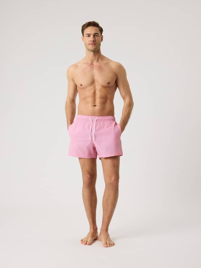 Borg Seersucker Swim Shorts in Searstripe 3 (Rood) van gestreepte seersuckerstof, getoond in een volledig vooraanzicht. - Image 3