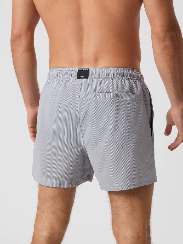 Achteraanzicht van de gestreepte Borg Seersucker Swim Shorts in Swim Stripe 4 (Grijs) met een achterzak. - Image 3