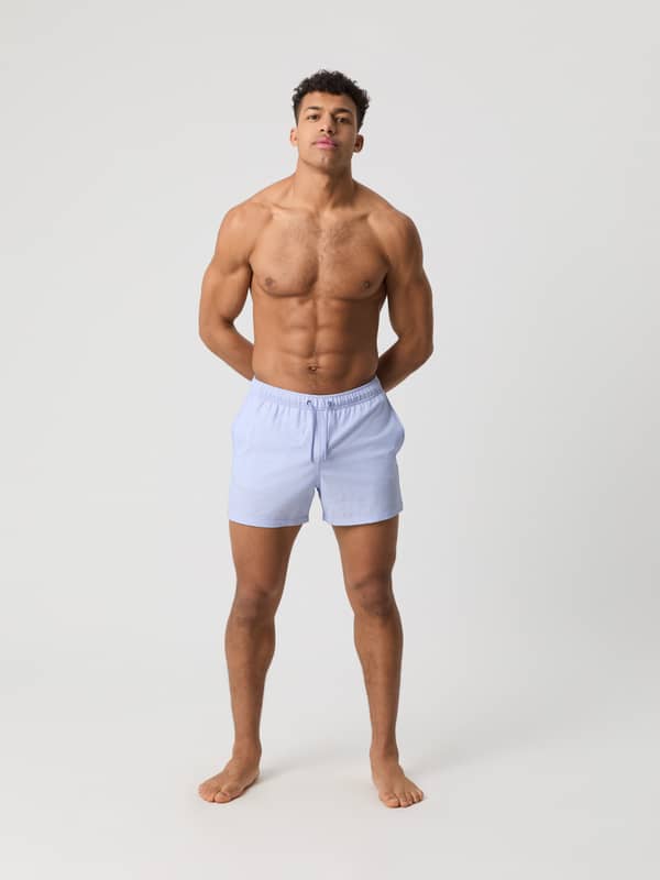 Mand i Borg Seersucker Swim Shorts i Swim Stripe 2 (Blå) med løs pasform og stribet seersuckerstof set forfra.