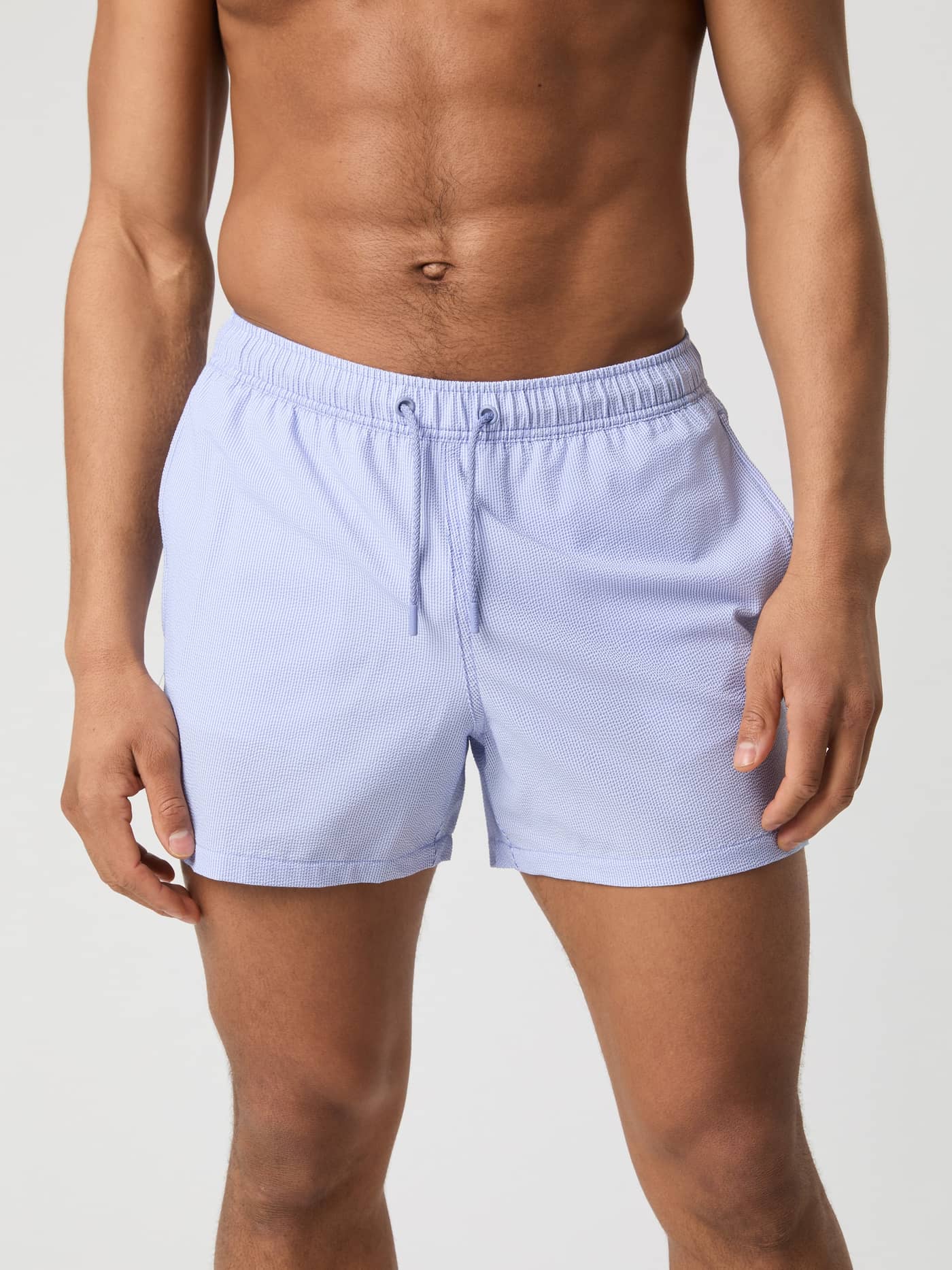Vista frontal de hombre con Borg Seersucker Swim Shorts en Swim Stripe 2 (Azul) y patrón de rayas texturizado. - Image 2
