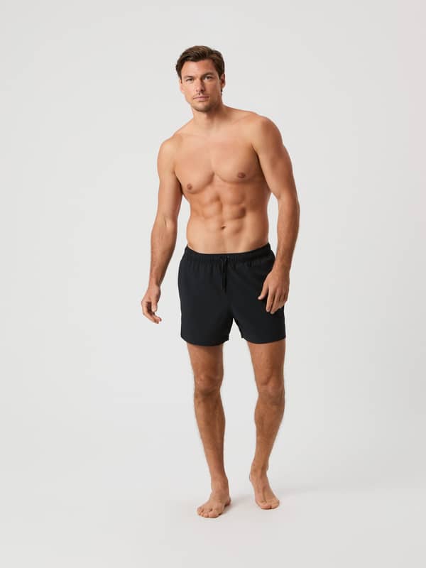 Borg Seersucker Swim Shorts i Black Beauty (Sort) med en tekstureret finish vist på en mand i fuld figur.