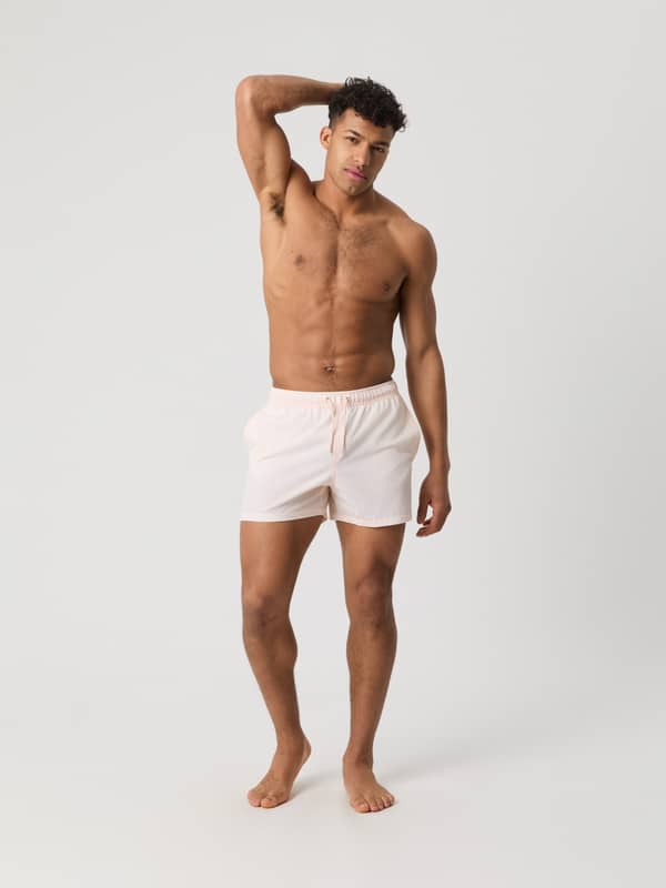 Stribede Borg Seersucker Swim Shorts i Swim Stripe 3 (Lyserød) på mand set forfra med stilfuld og funktionel pasform.