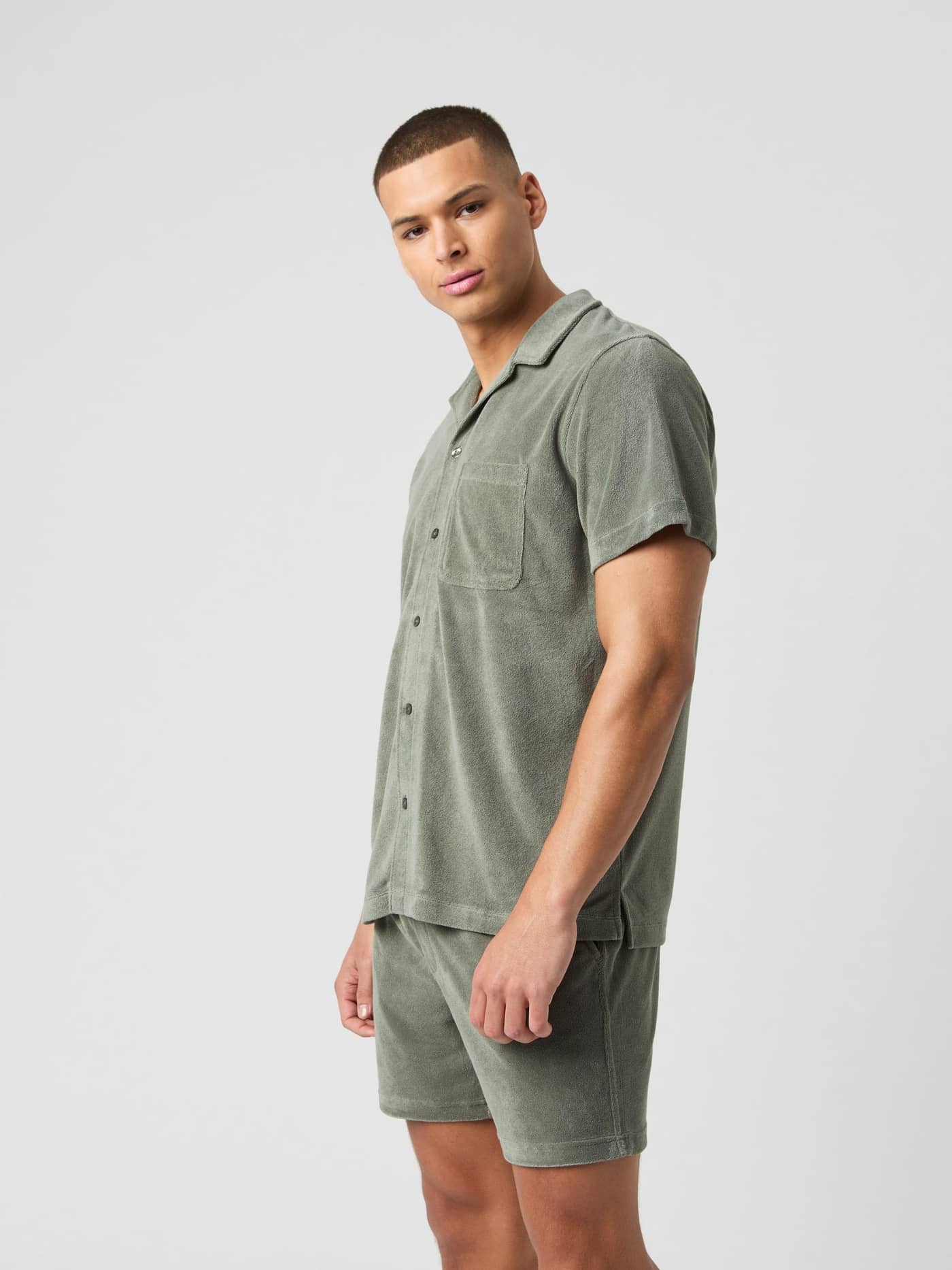 Borg Toweling Pool Shirt i Agave Green (Grøn) set fra siden i blødt frottéstof med en stilfuld pasform til mænd. - Image 1