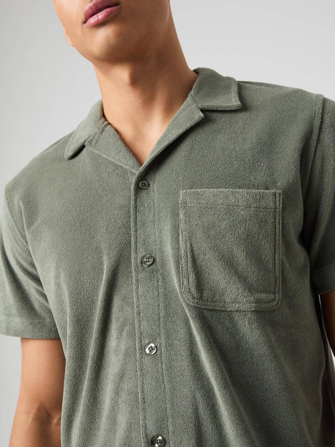 Borg Toweling Pool Shirt i Agave Green (Grøn) set forfra i nærbillede i blødt frottéstof med en stilfuld pasform. - Image 4