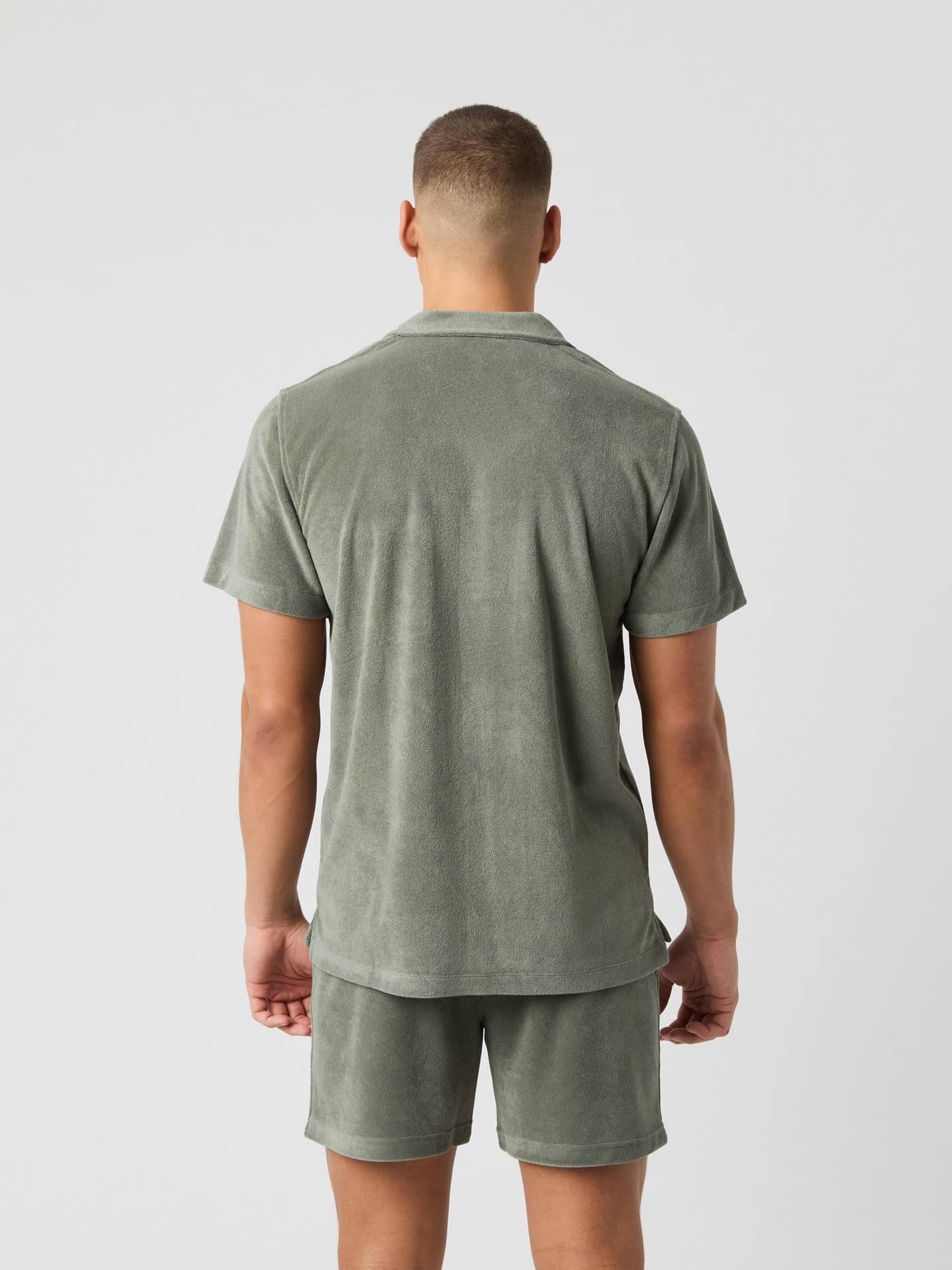 Borg Toweling Pool Shirt i Agave Green (Grøn) set bagfra i blødt håndklædemateriale med fokus på stil og funktion. - Image 2