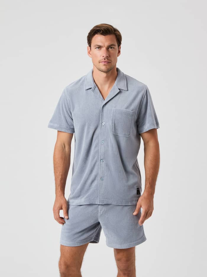 Vooraanzicht van een man in het Borg Toweling Pool Shirt in Tradewinds (Grijs) van zachte badstof.