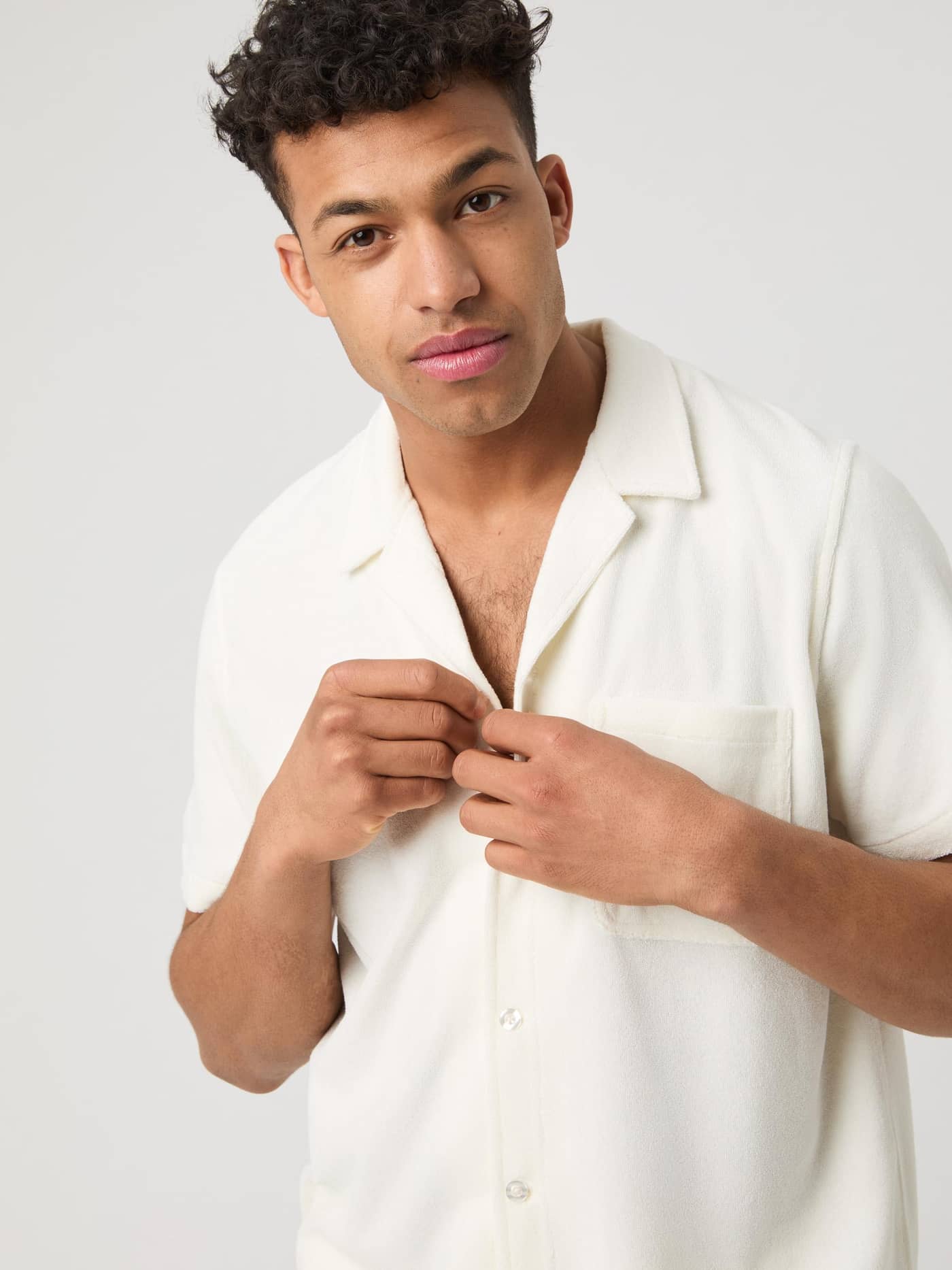 Vorderansicht eines Mannes im Borg Toweling Pool Shirt in Egret (Weiß) aus weichem Frottee für einen stilvollen Look. - Image 5