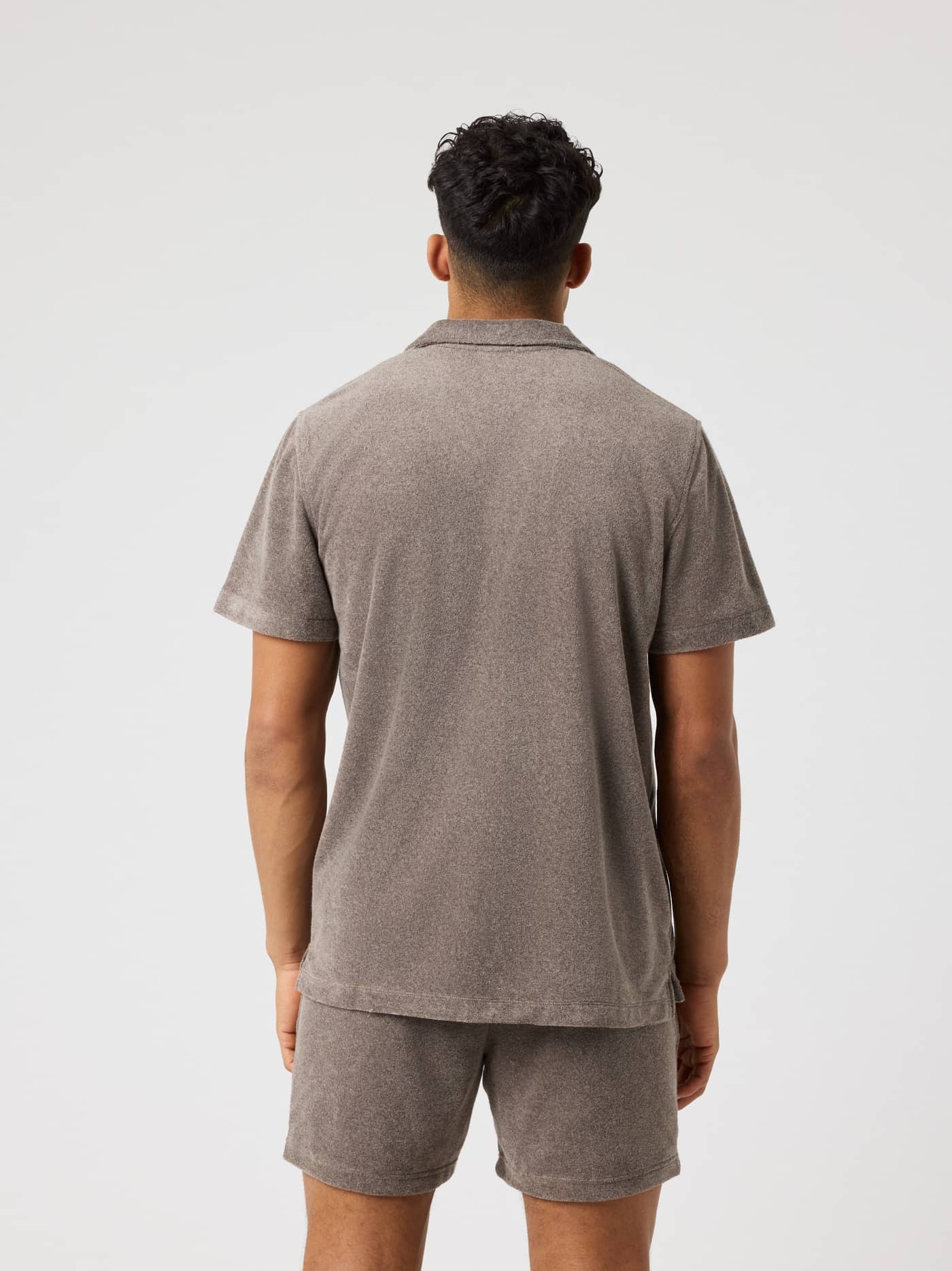 Borg Toweling Pool Shirt i Taupe Melange (Beige) set bagfra i blødt frottéstof med en behagelig regular fit. - Image 2