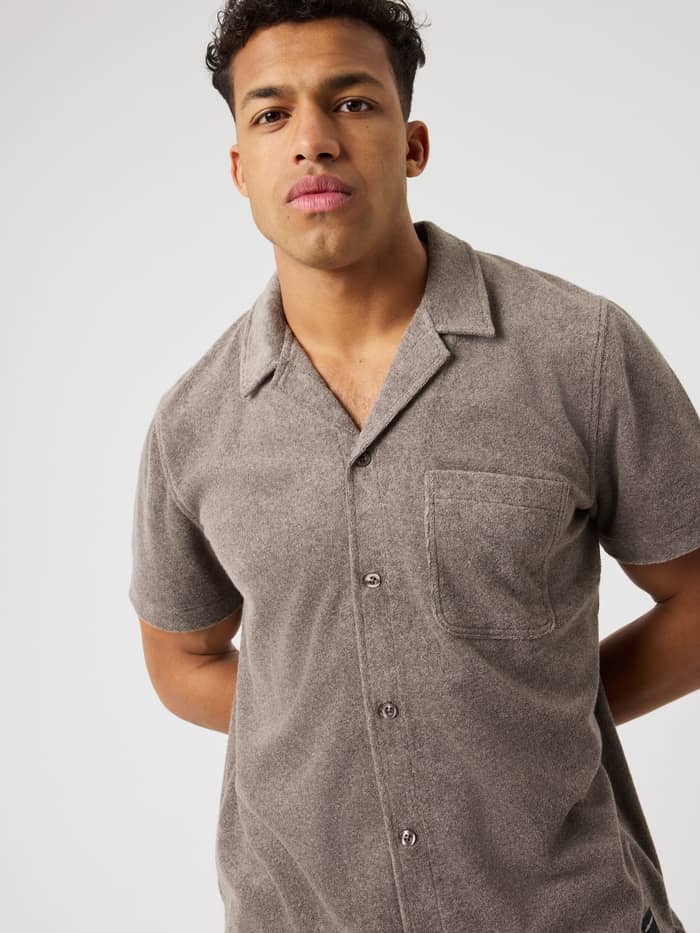 Vooraanzicht van een man in het Borg Toweling Pool Shirt in Taupe Melange (Beige) van functionele badstof voor heren.